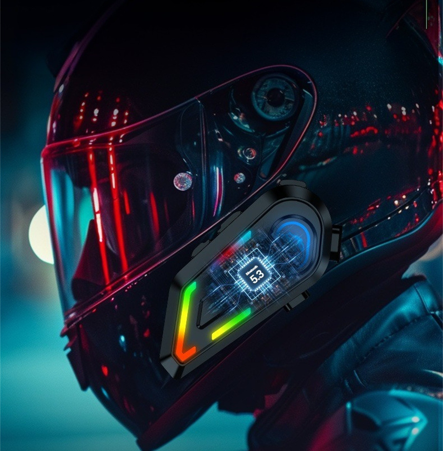 Schwarzer Motorradhelm mit Kommunikationsgerät. Es hat einen Bildschirm und bunte Lichter.