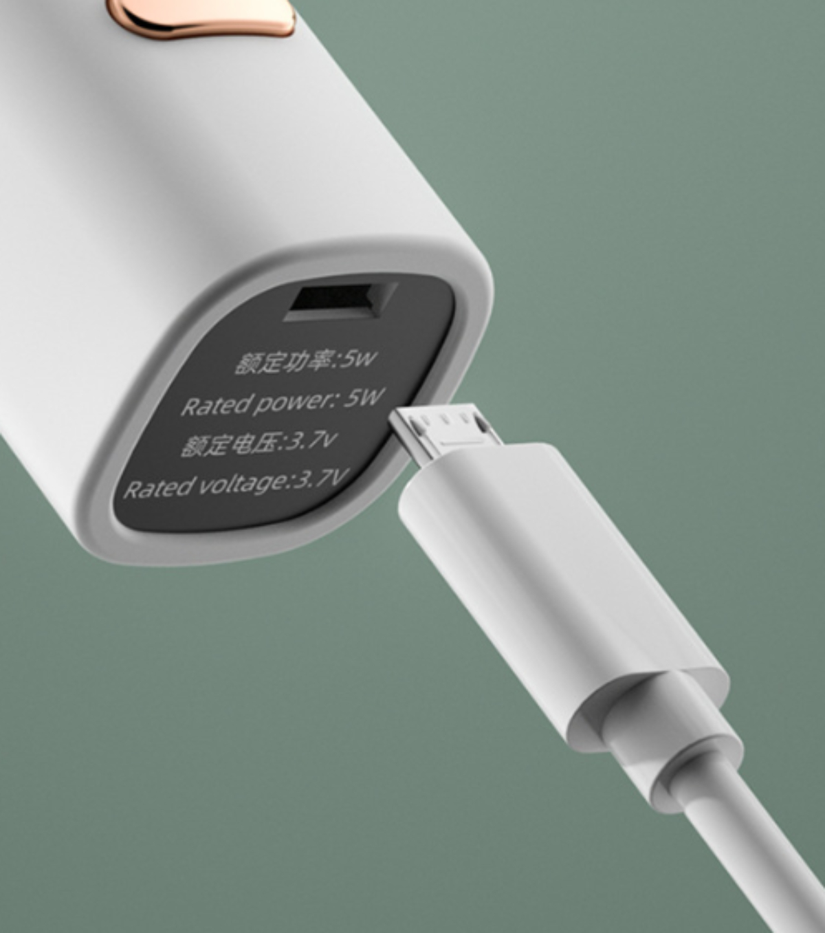 Weißes Gerät mit schwarzem Etikett zeigt Nennleistung 5W und 3,7V. Weißes Kabel ist angeschlossen.