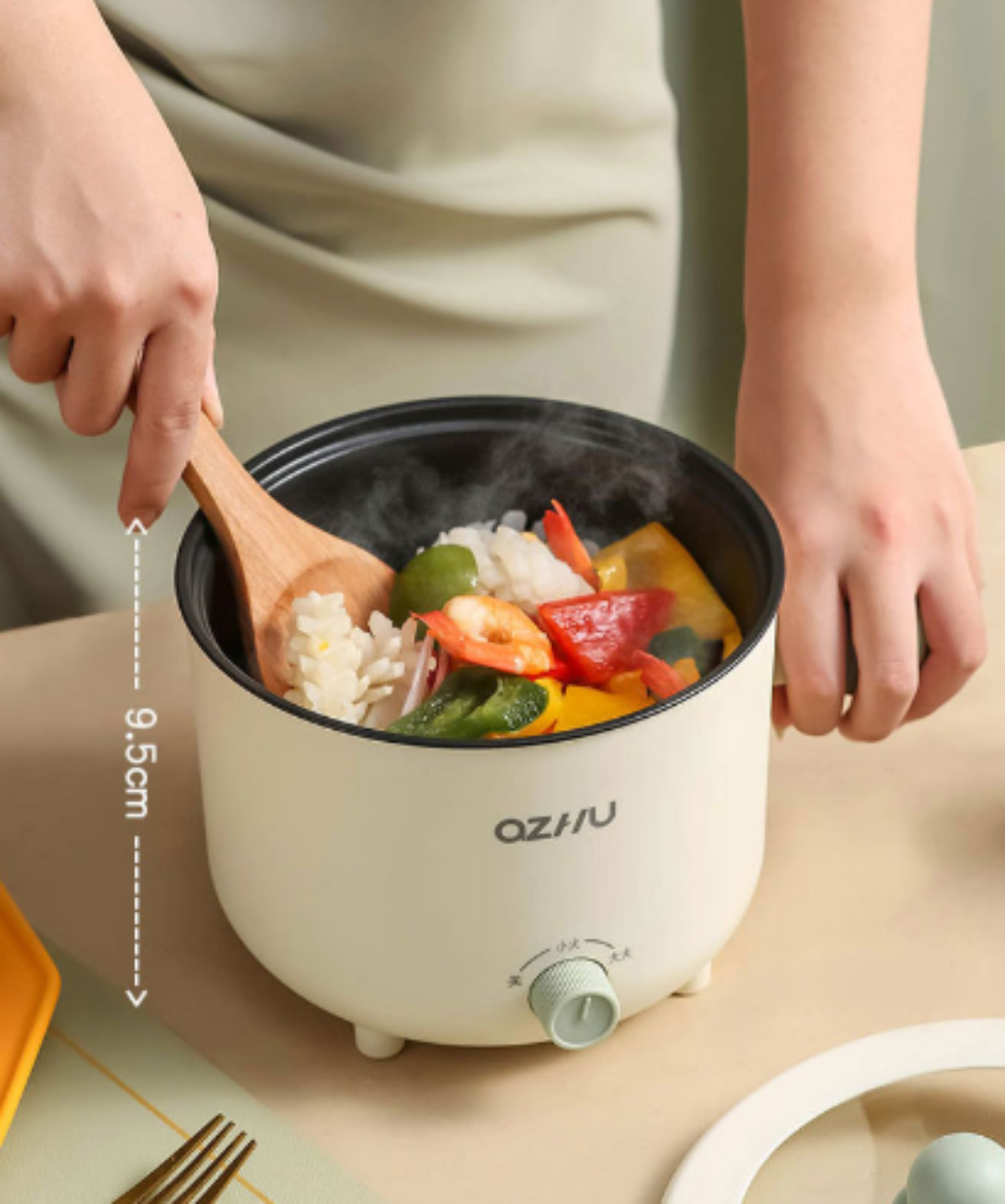 Eine Person kocht eine Mahlzeit in einem kleinen weißen Topf. Das Essen umfasst Reis und Gemüse.