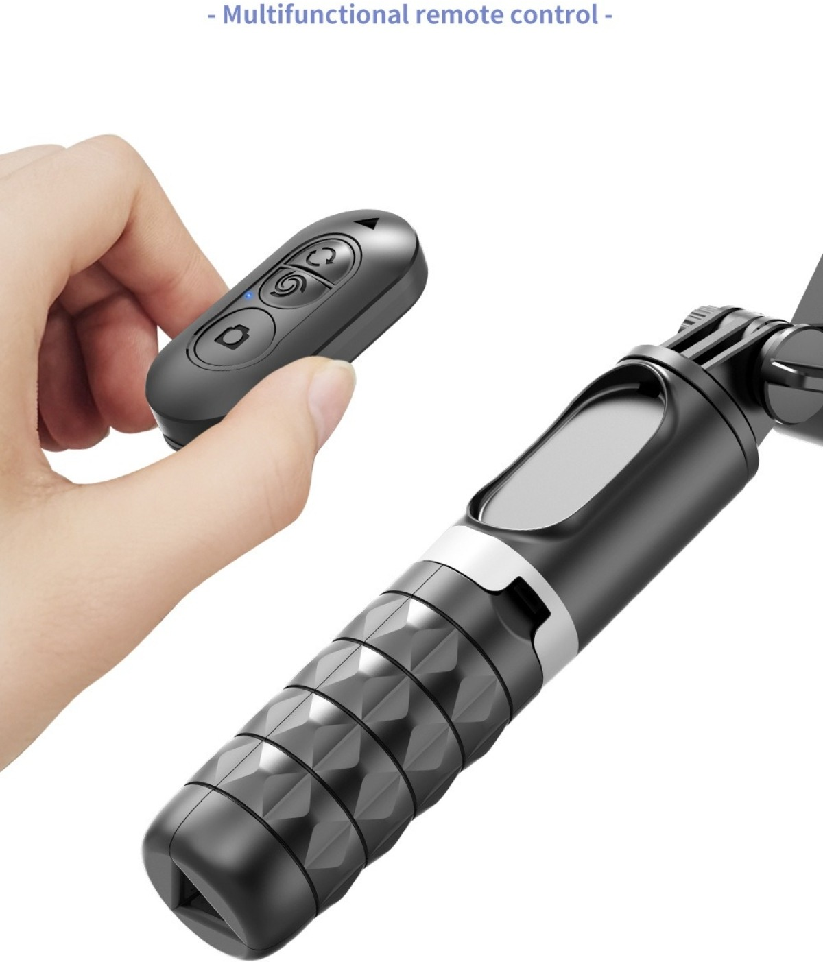 Hand hält Fernbedienung neben schwarzem Selfie-Stick mit Telefonhalterung.