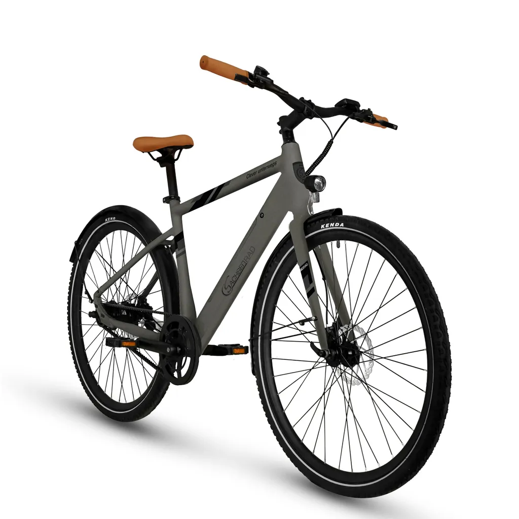 Graues Fahrrad mit braunem Sitz und Lenker, weißer Hintergrund.
