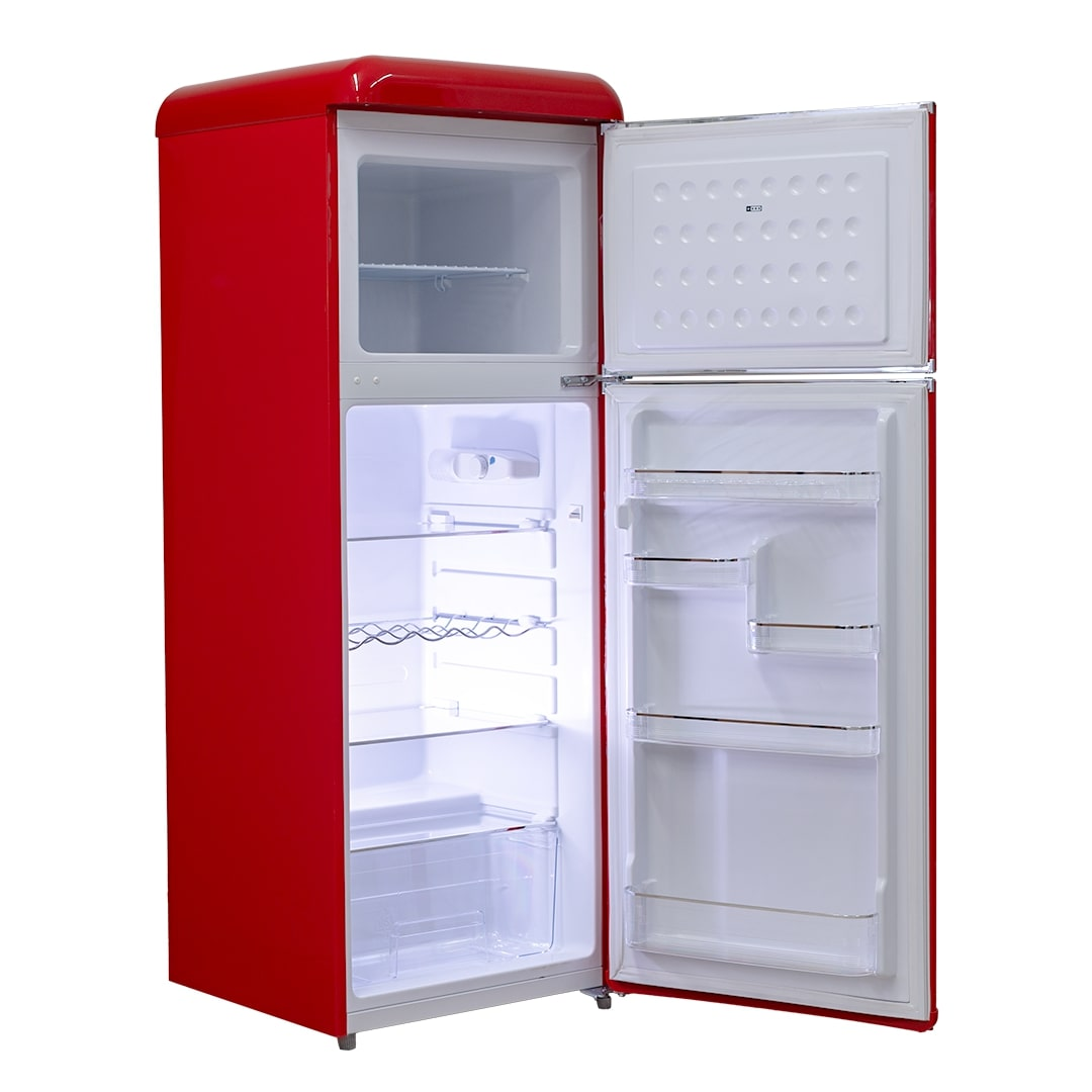 Frigorifero retrò rosso con porta aperta. Mostra ripiani, portabottiglie e luce interna.
