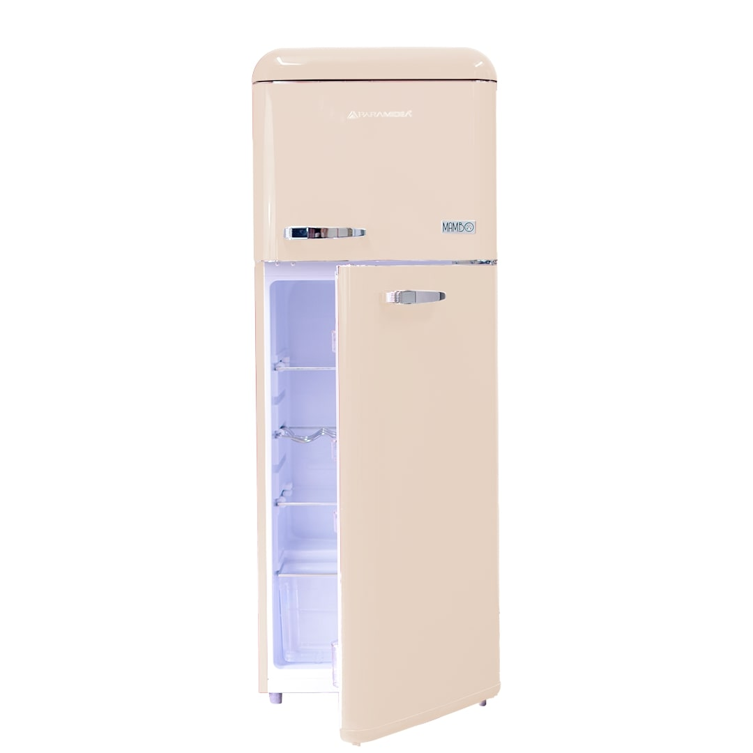 Frigorifero retrò beige con porta aperta. Mostra ripiani e un vano congelatore.