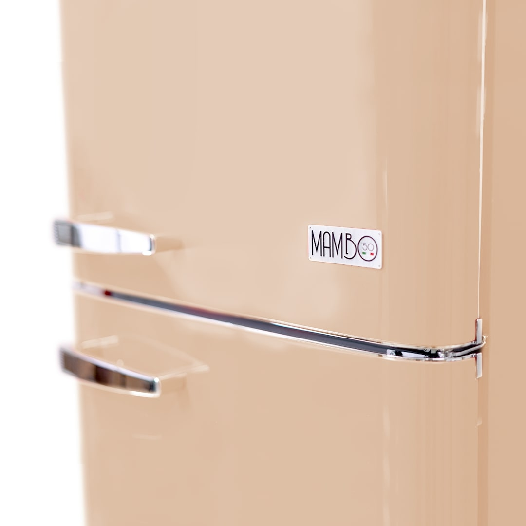 Primo piano di un frigorifero beige con il logo Mambo sulla porta.