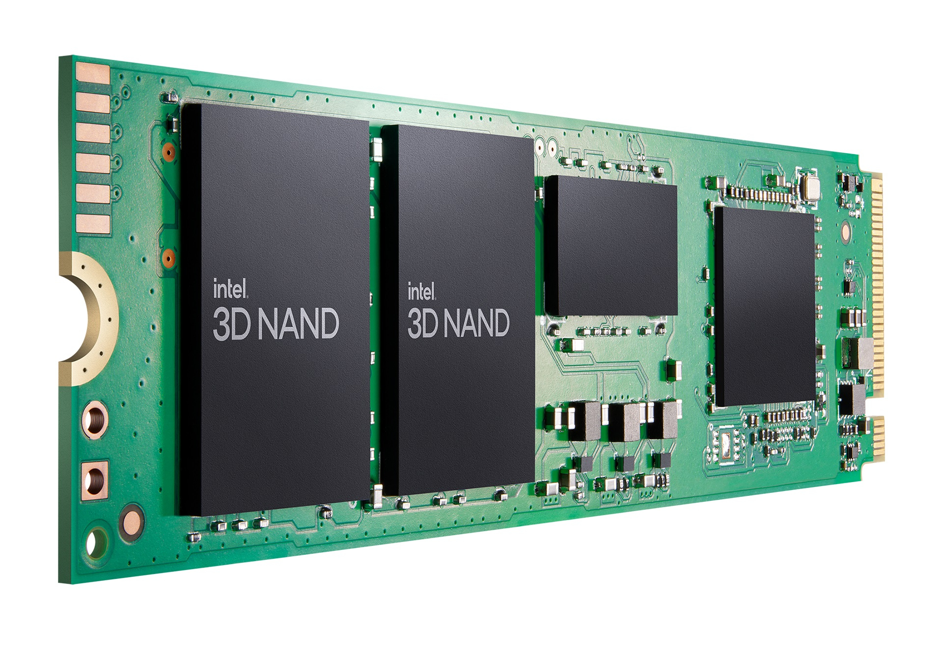 Een groene printplaat met drie zwarte Intel 3D NAND-chips. De plaat heeft goudkleurige connectoren.