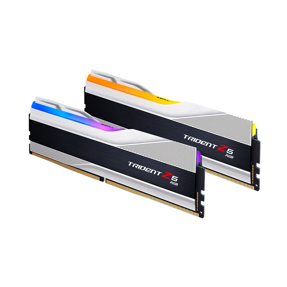Zwei RAM-Riegel mit Kühlkörpern, einer mit blau und einer mit orange, beschriftet mit Trident Z5 RGB.