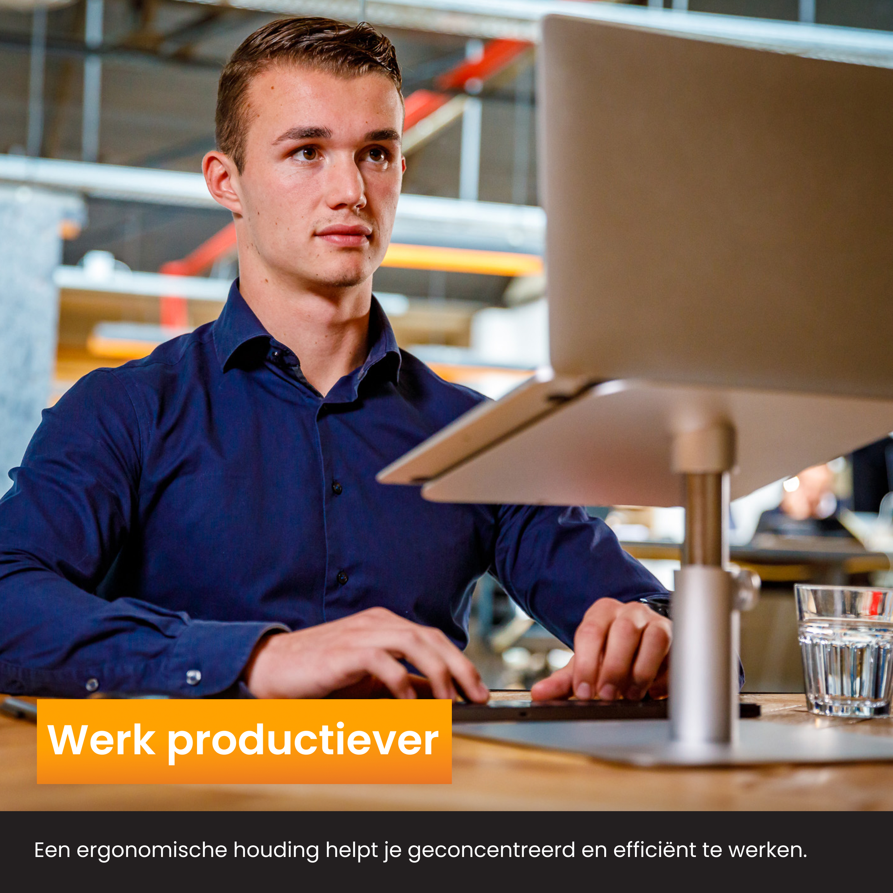 Man werkt op een laptop op een standaard. Oranje banner zegt 'Werk productiever'. Glas water.