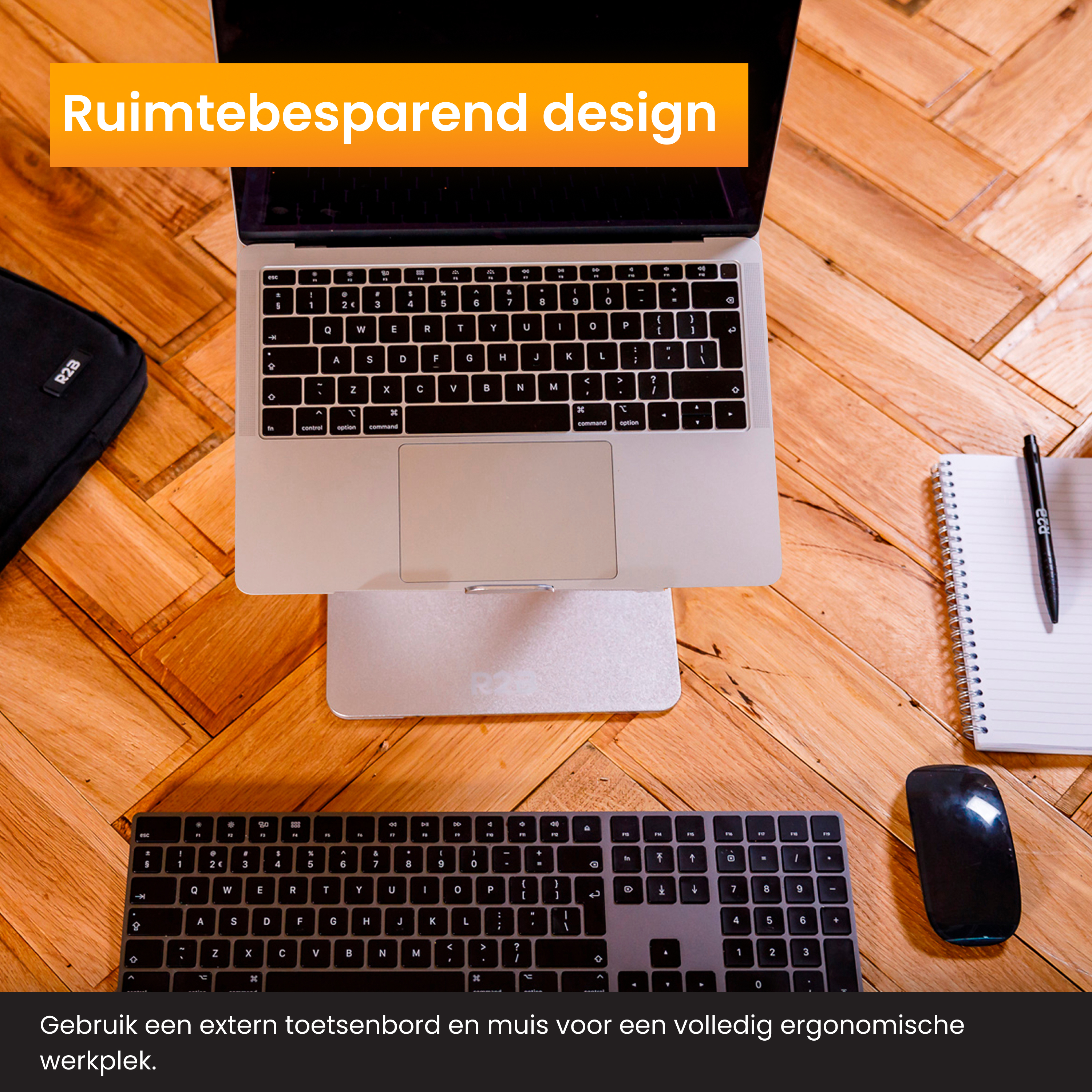 Een laptop op een zilveren standaard met een toetsenbord en muis, op een houten bureau.