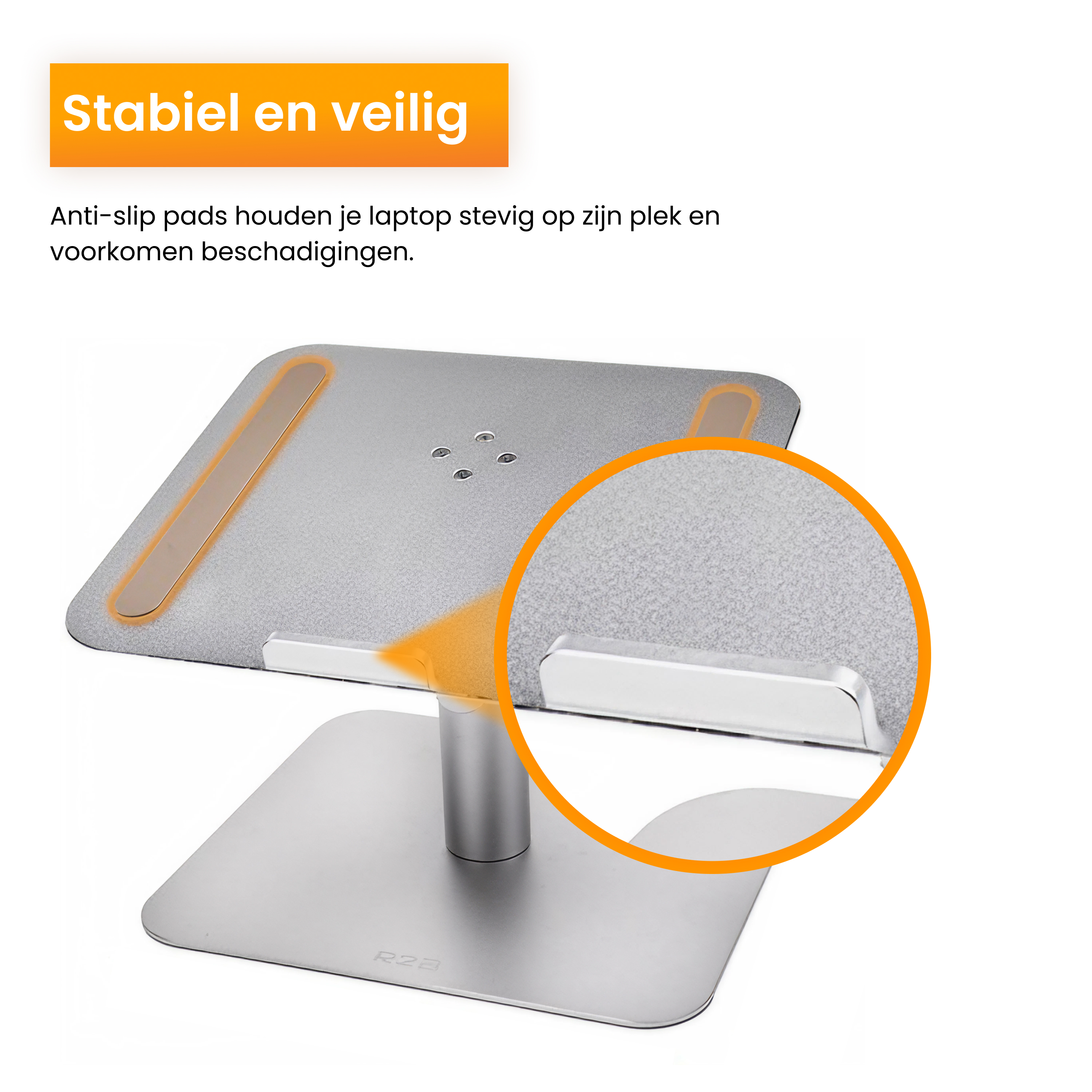 Zilveren laptopstandaard met een zilveren voet en een gebogen steun. Een laptop rust op de standaard. Witte achtergrond.