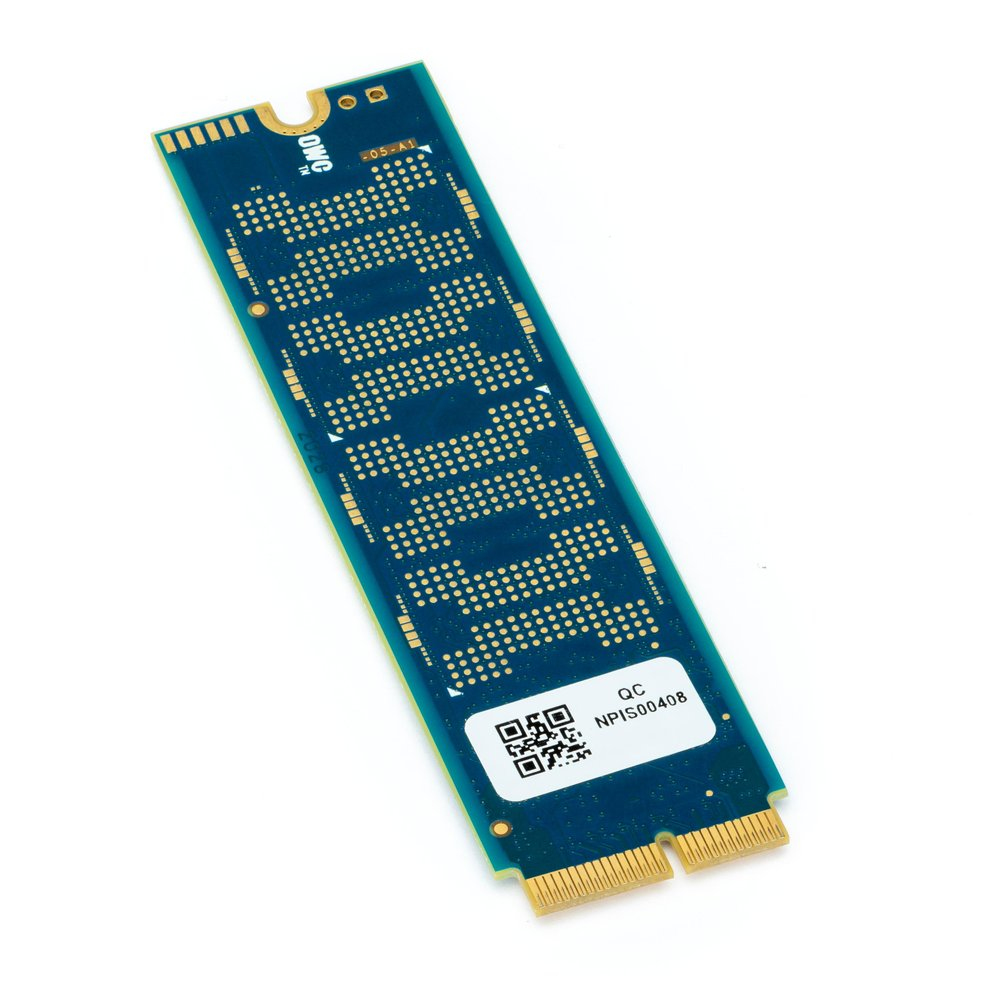 Un componente del computer verde e oro con molti minuscoli punti dorati. È su una superficie bianca.