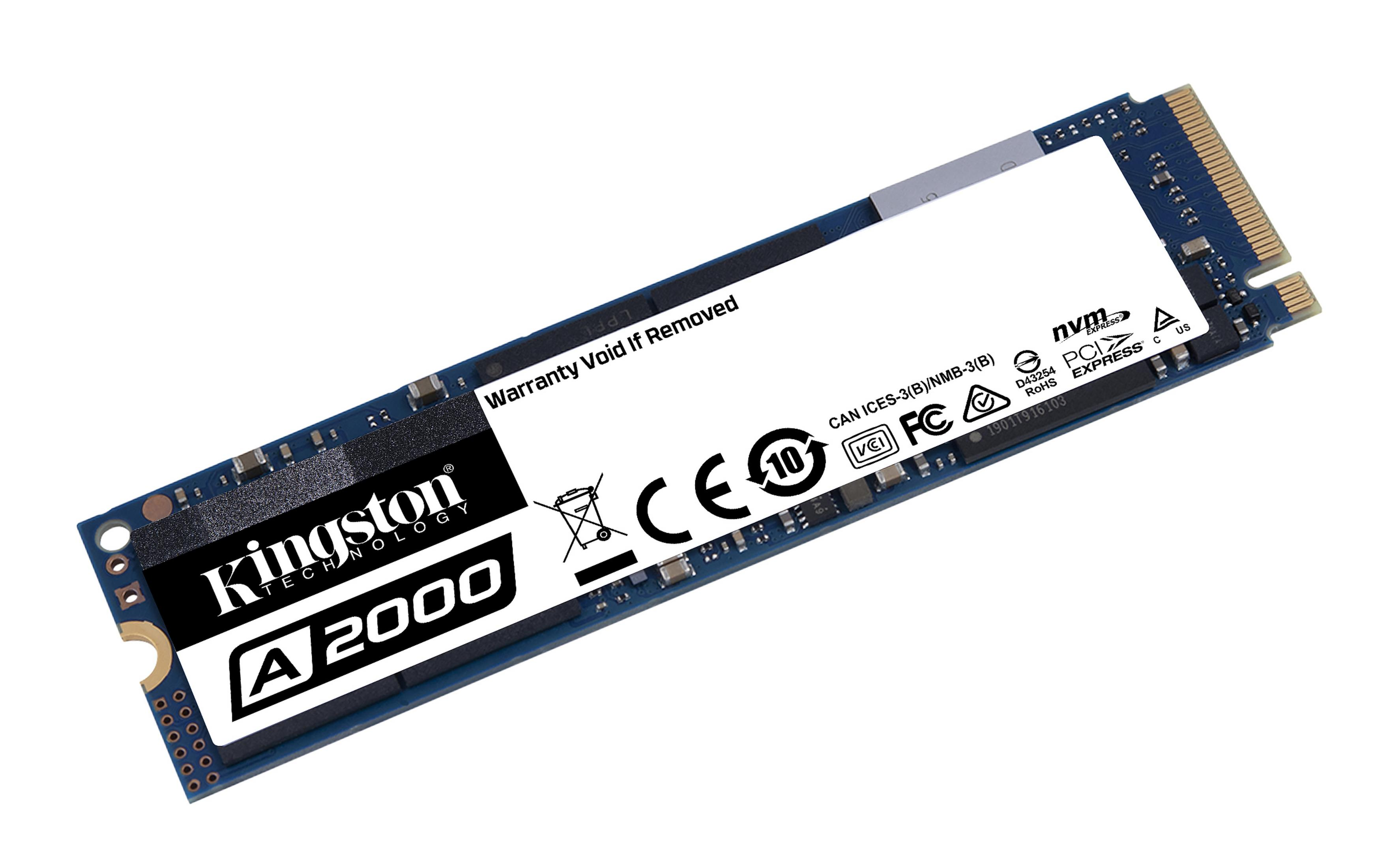 Dysk SSD NVMe Kingston A2000 na białym tle. Widoczne jest logo Kingston i informacje o produkcie.
