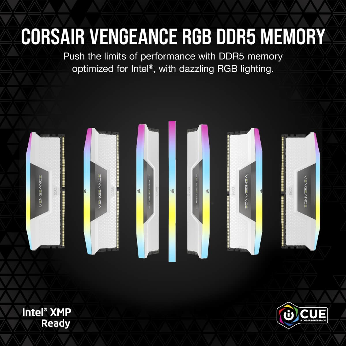 Moduły RAM. Białe z podświetleniem RGB, marki Corsair Vengeance. Wyświetlanych jest wiele modułów.