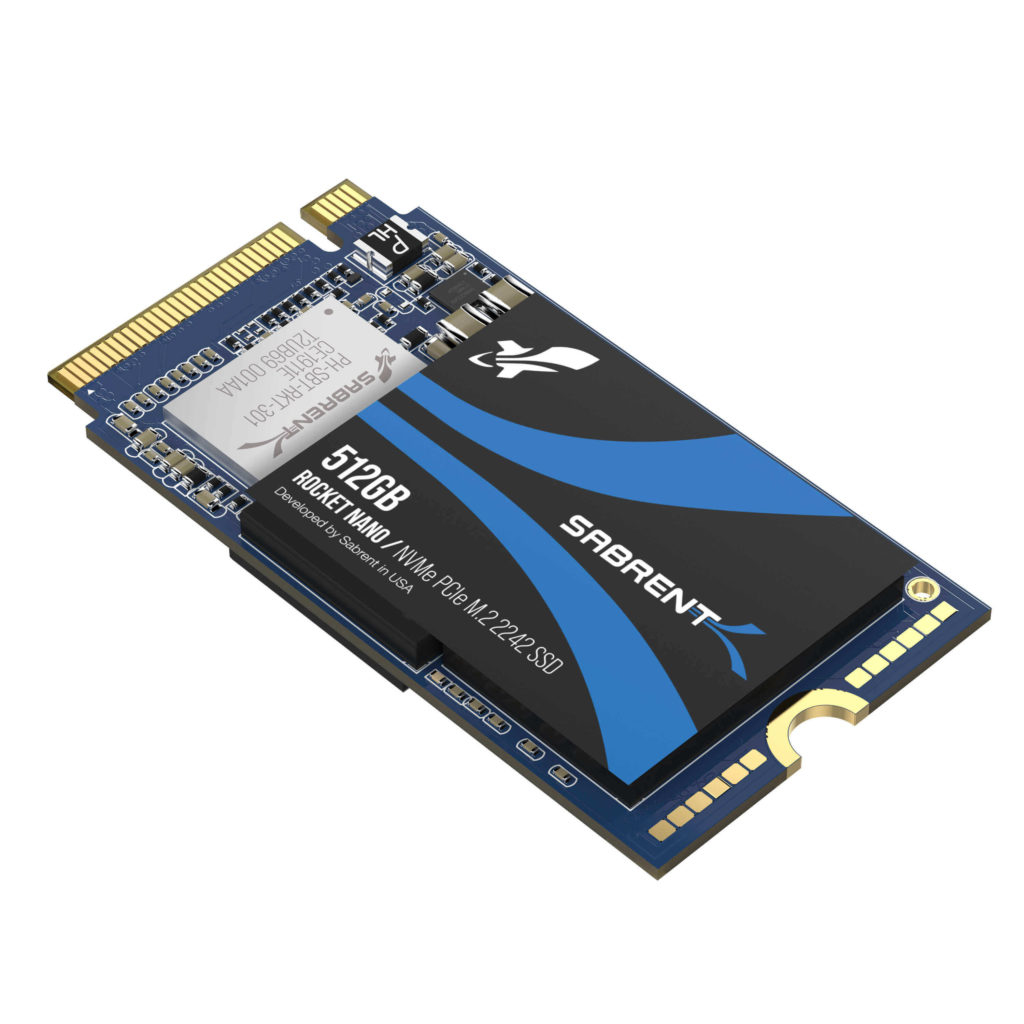 Dysk SSD, niebieski i czarny. Sabrent Rocket Nano, 512 GB. Białe tło.