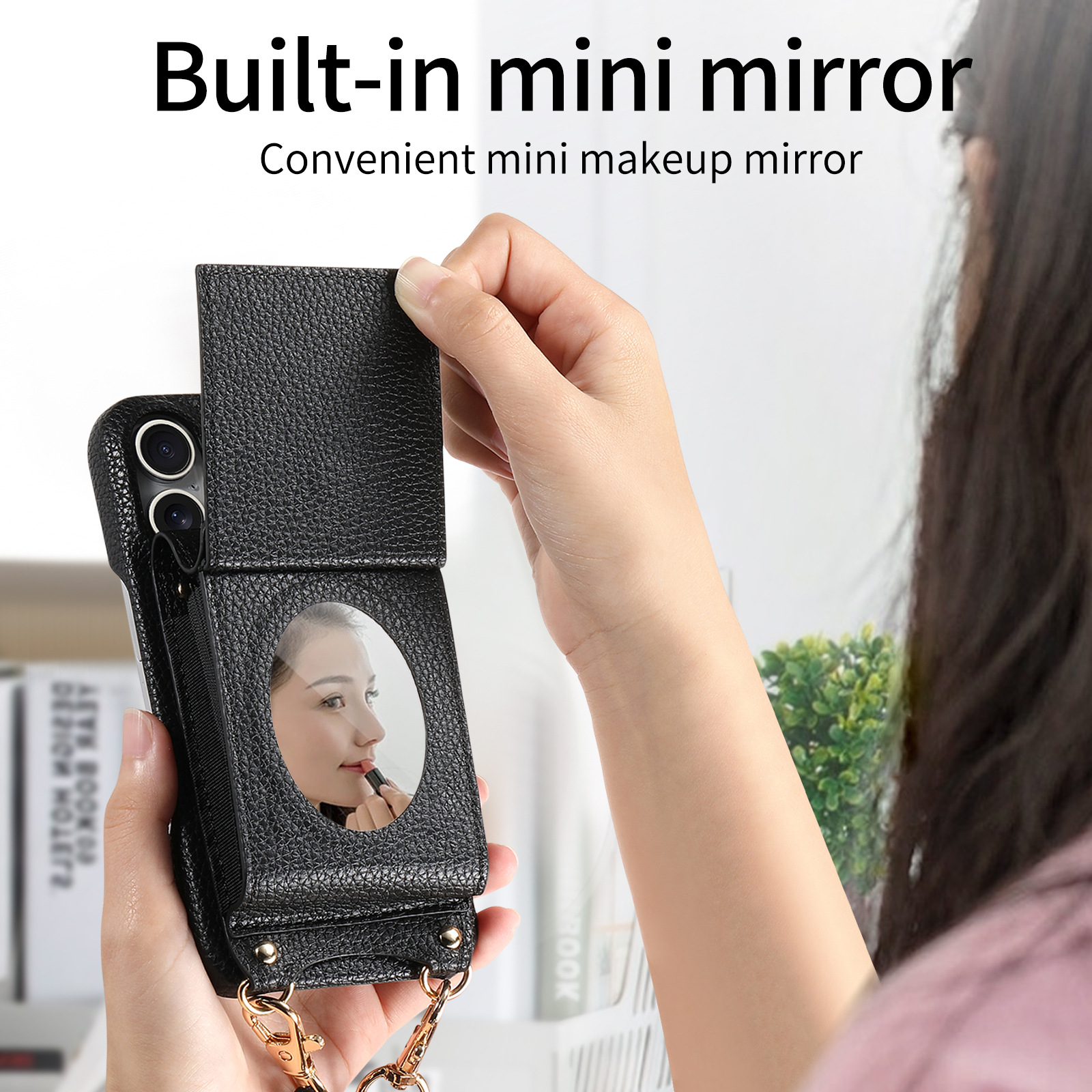 Donna che tiene una custodia nera con mini specchio incorporato. La donna si applica il rossetto.