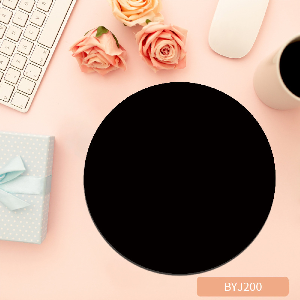 Ein schwarzes rundes Mousepad auf einem rosa Schreibtisch, mit Blumen, einer Tastatur und einer Maus.