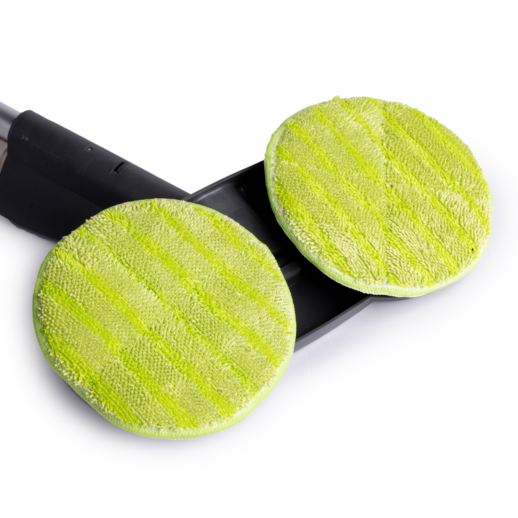 Twee cirkelvormige, groene, getextureerde reinigingspads op een zwarte basis, tegen een witte achtergrond.