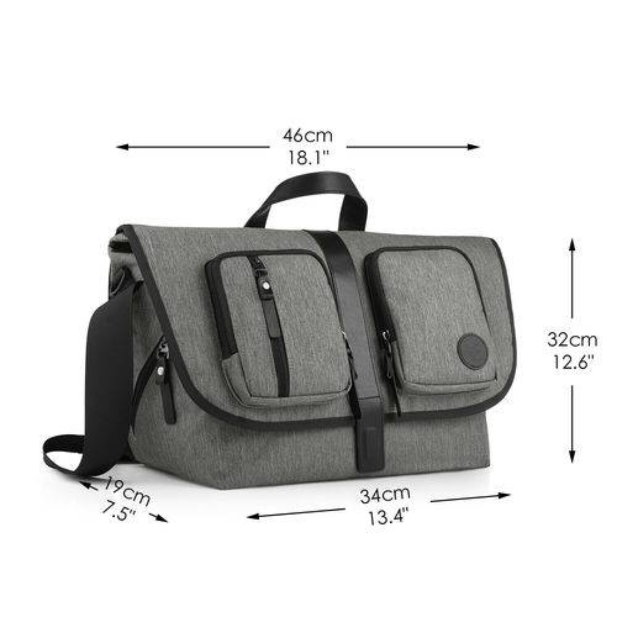Graue Messenger-Tasche mit Abmessungen und schwarzen Riemen und Details, auf Weiß.