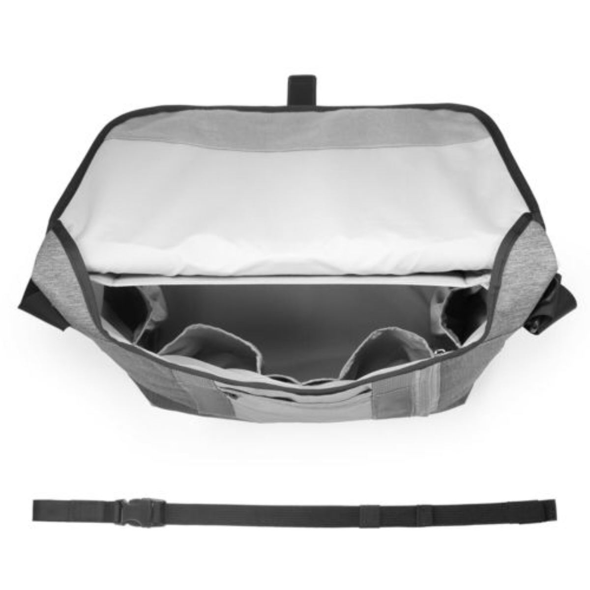 Graue Messenger-Tasche geöffnet, zeigt die Innenseite mit einem Laptop und einem schwarzen Gurt.