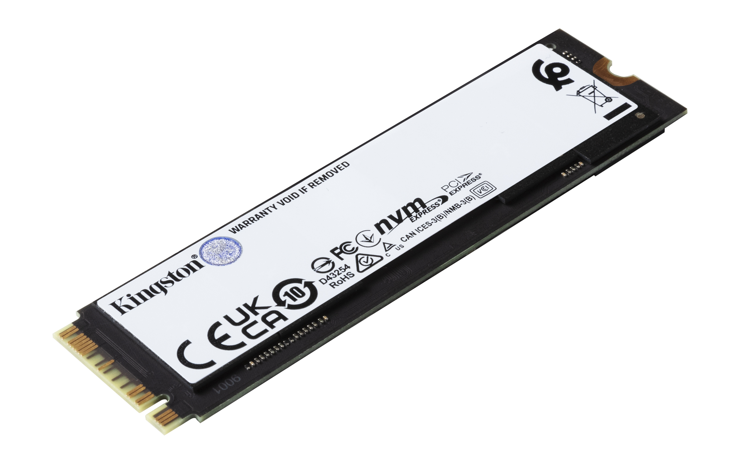 Dysk SSD Kingston NVMe na białym tle.