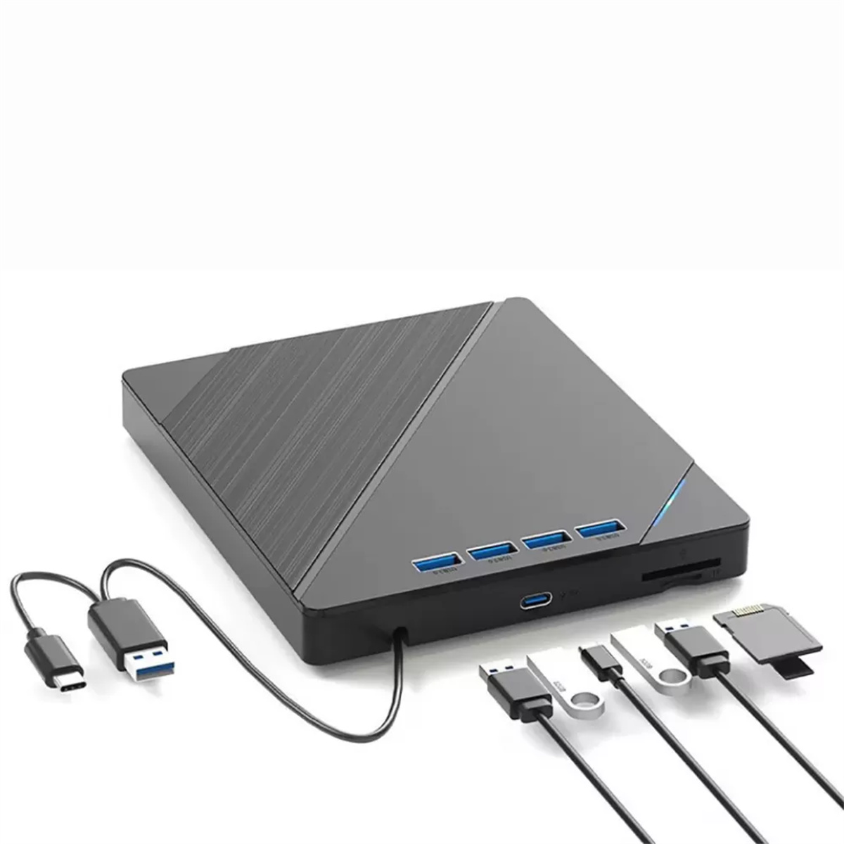 Ein schwarzer USB-Hub mit mehreren Anschlüssen und angeschlossenen Geräten. Der Hintergrund ist weiß.
