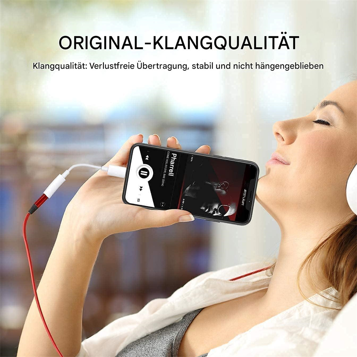 Eine Frau, die Musik auf einem Telefon hört, das mit Kopfhörern verbunden ist. Text lautet Original-Klangqualität.