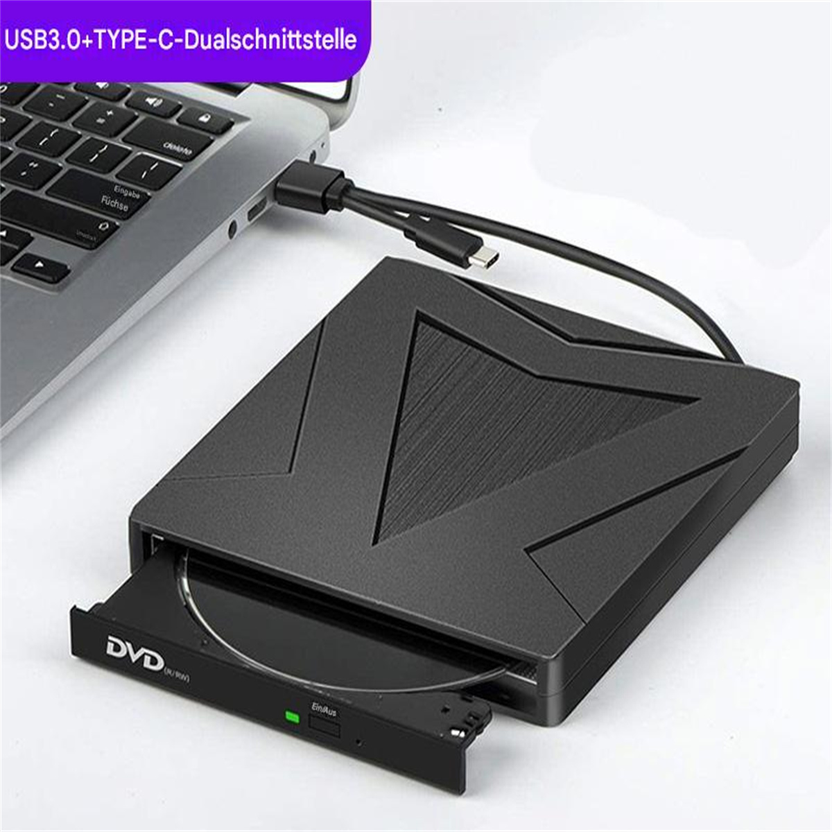 Ein schwarzes externes DVD-Laufwerk, das an einen Laptop angeschlossen ist. Das Laufwerk hat ein geöffnetes DVD-Fach.