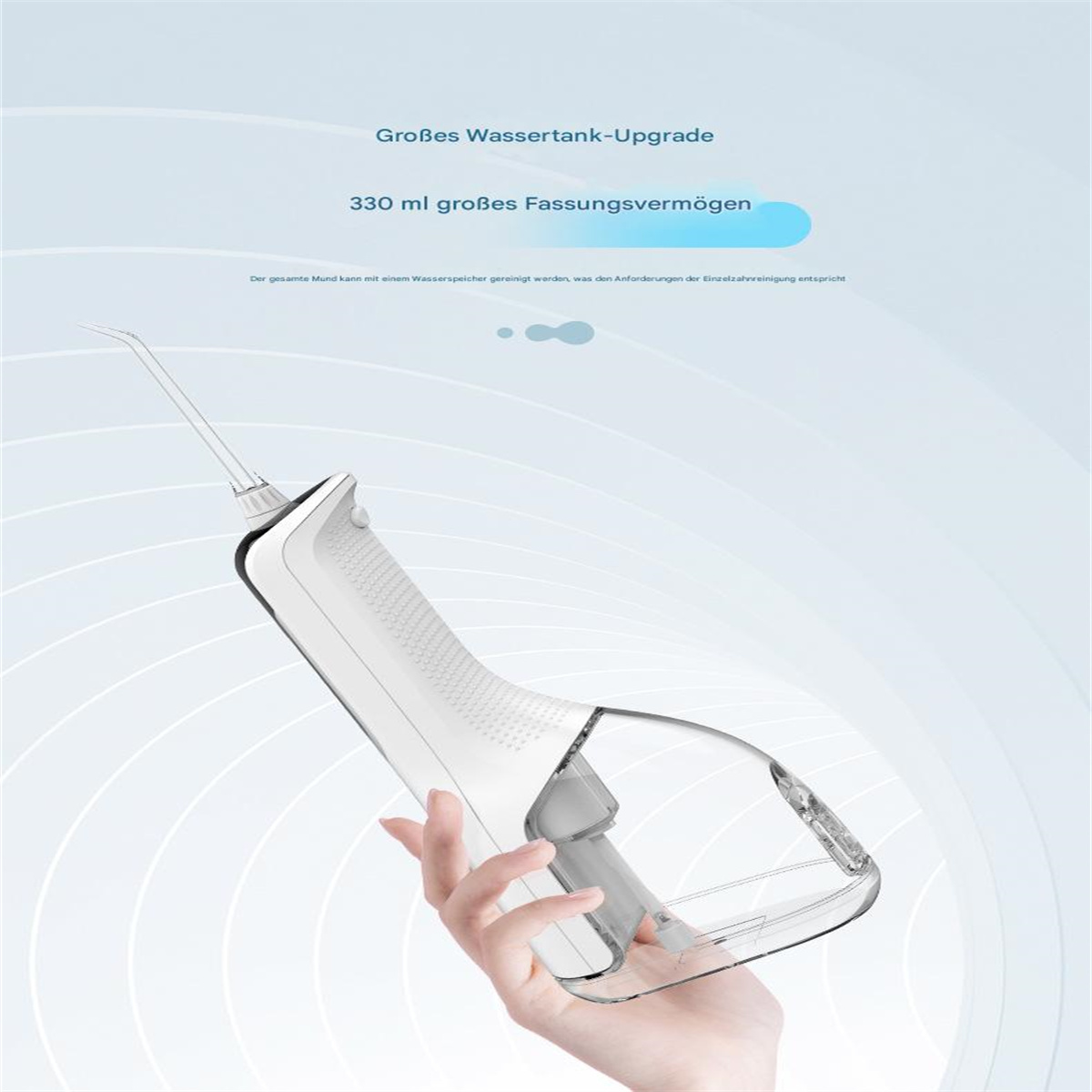 Eine Hand, die einen weißen und transparenten Wasser-Flosser hält, mit Text im Hintergrund.