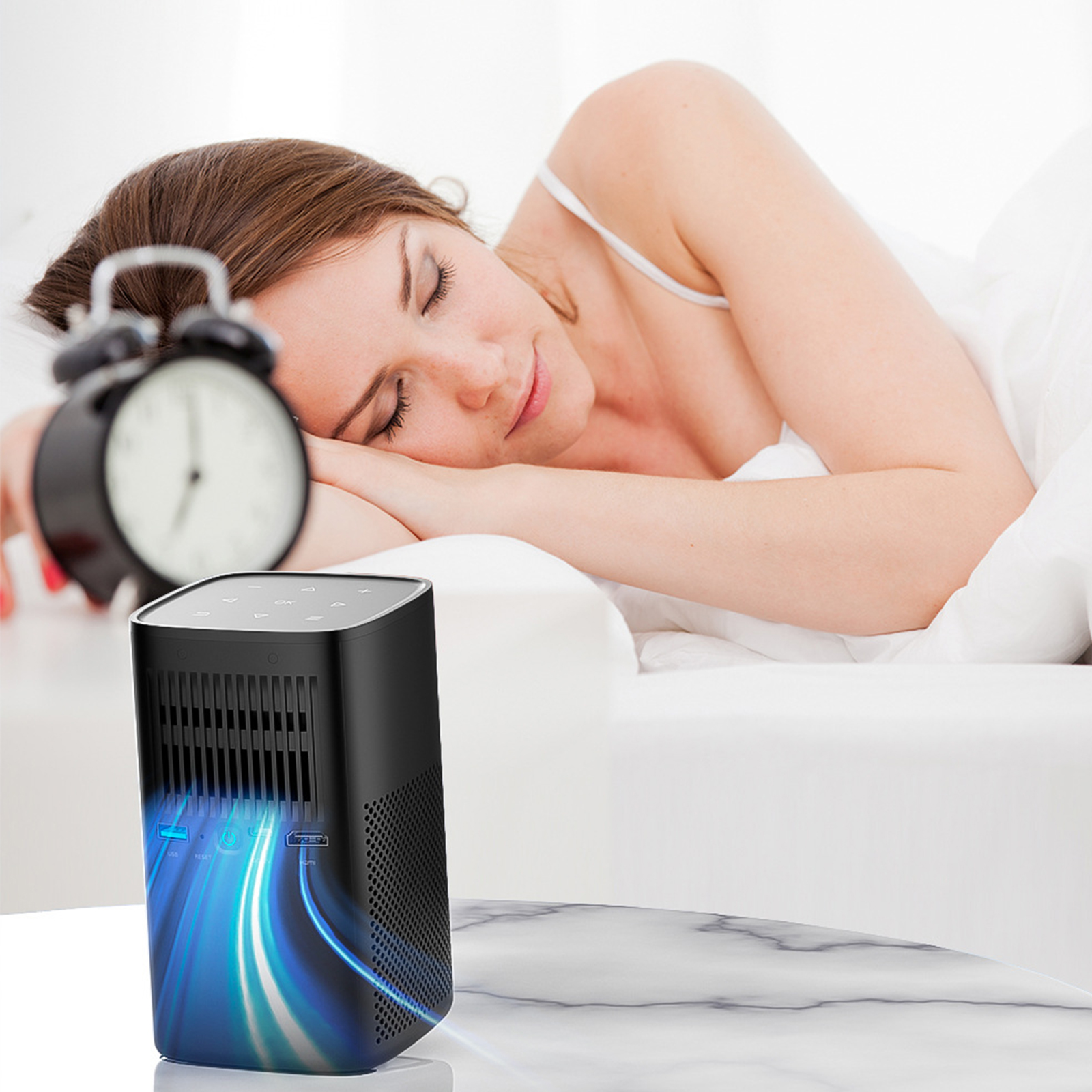 Frau schläft im Bett mit einem schwarzen Wecker und einem schwarzen Gerät auf dem Nachttisch.
