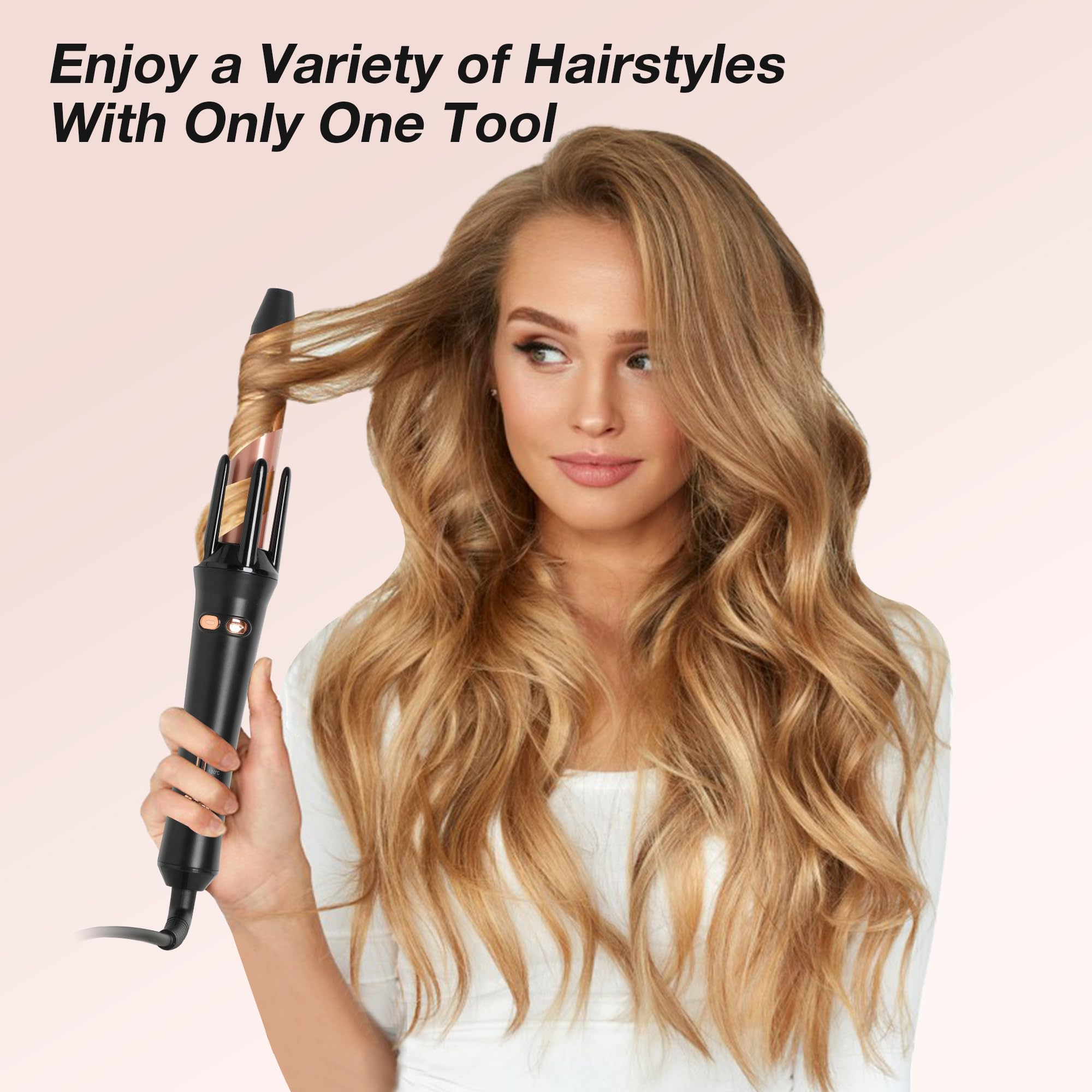 Eine Frau lockt ihr Haar mit einem schwarzen und roségoldenen Lockenstab. Sie hat lange, wellige blonde Haare.