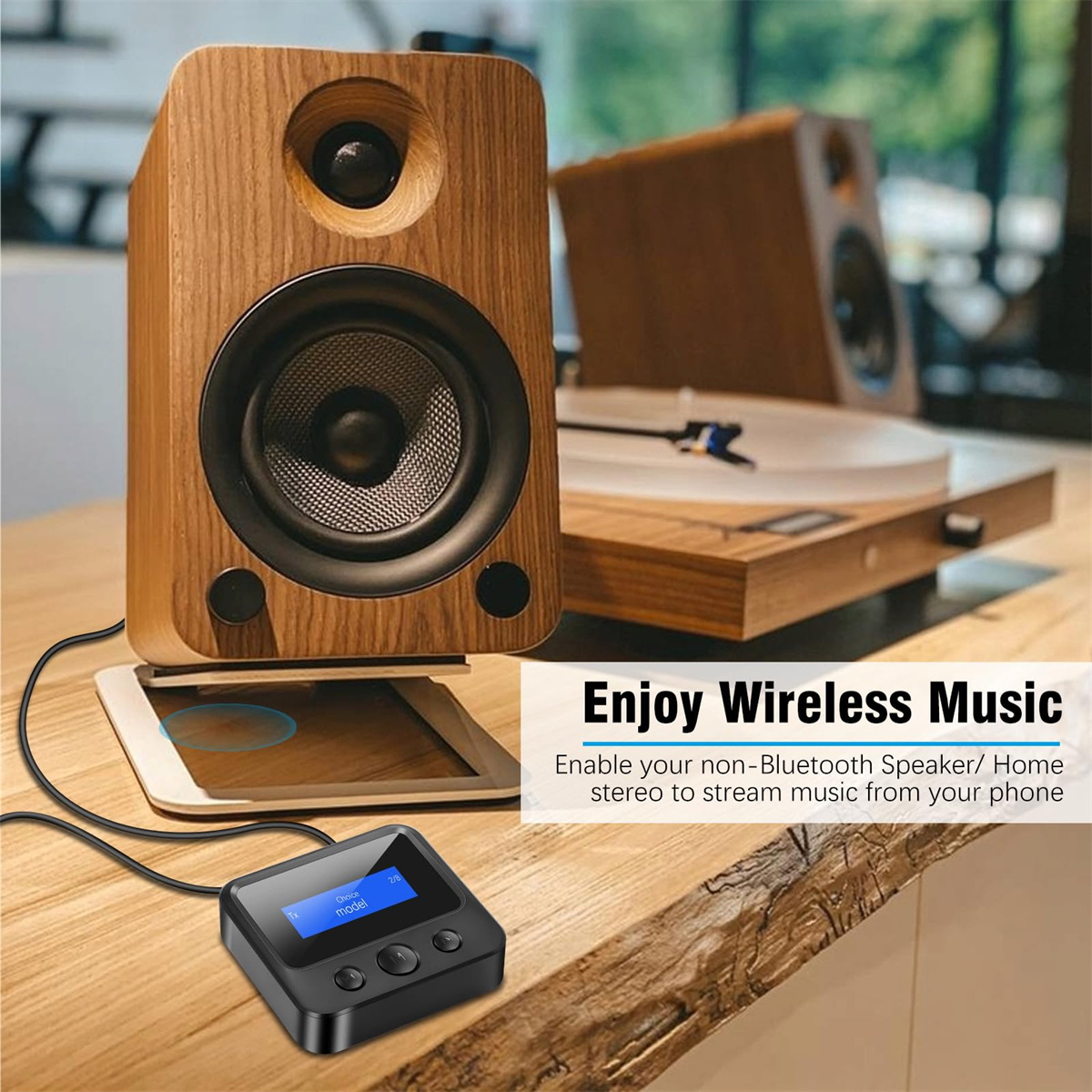 Lautsprecher aus Holz und ein Bluetooth-Empfänger auf einer Holzoberfläche. Der Empfänger hat einen kleinen Bildschirm.