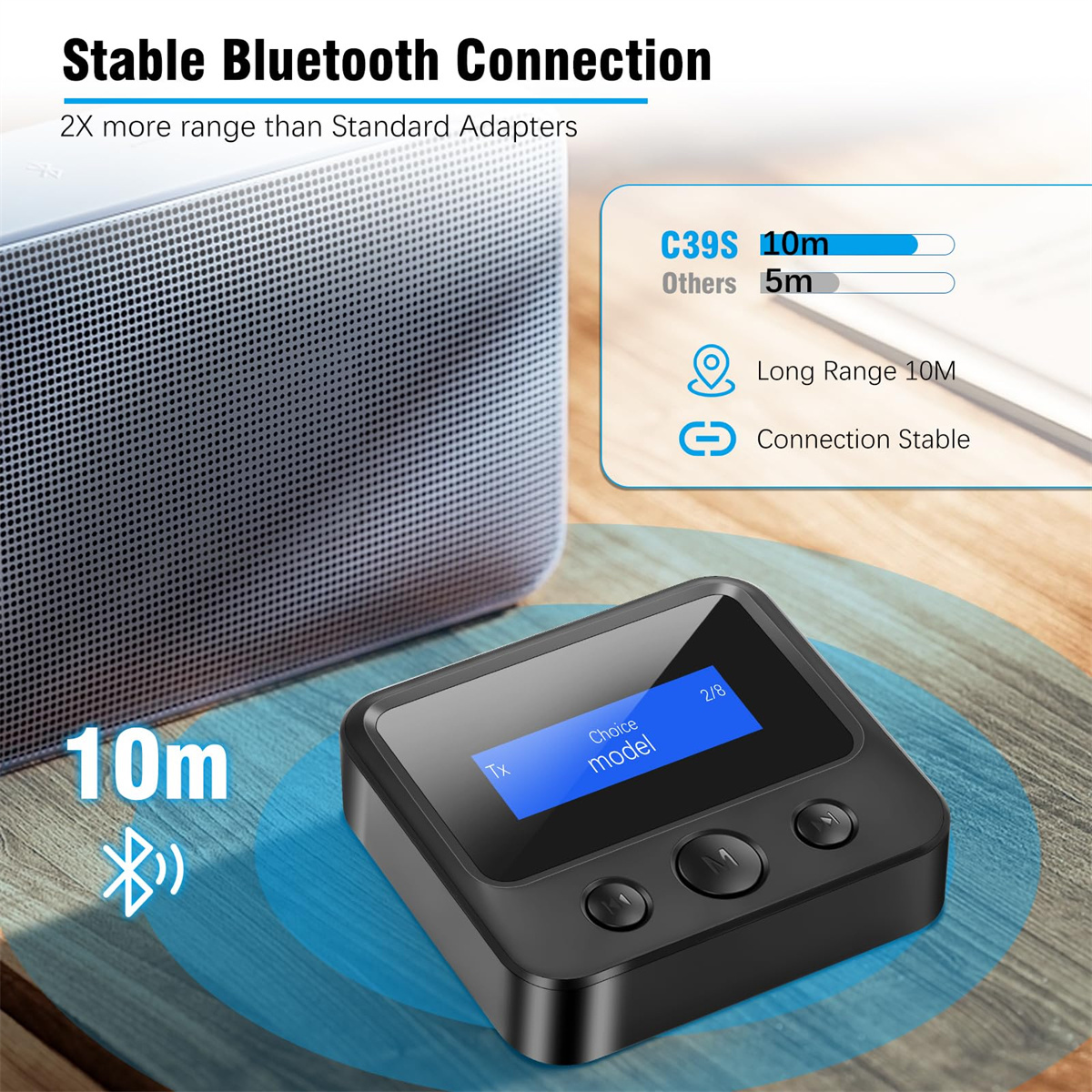 Ein Bluetooth-Adapter auf einem Holztisch. Ein Lautsprecher ist im Hintergrund, Text über Verbindungsstabilität ist sichtbar.