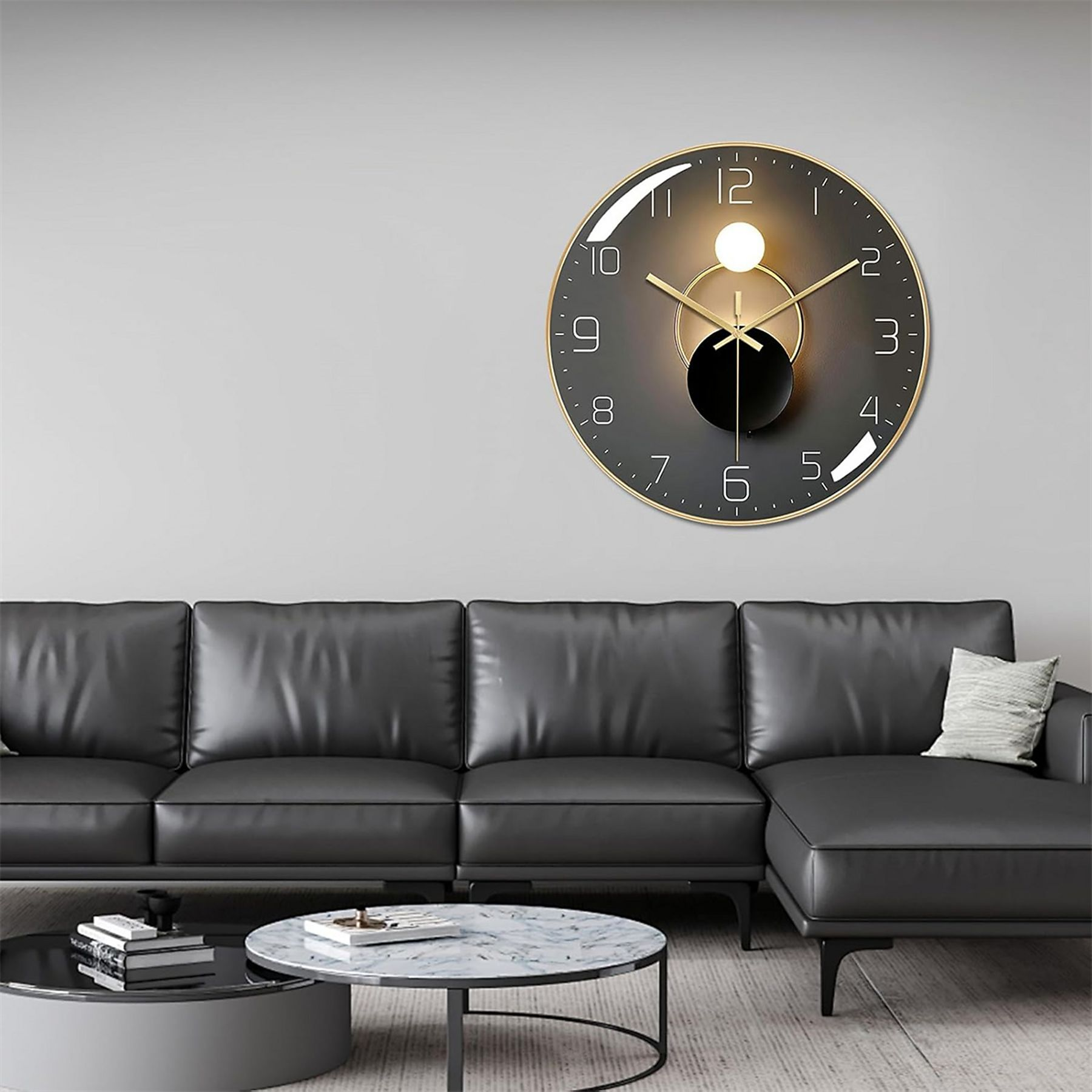 Eine moderne Wanduhr mit schwarzem Zifferblatt, goldfarbenem Rand und weißem Licht und schwarzem Kugeldetail.