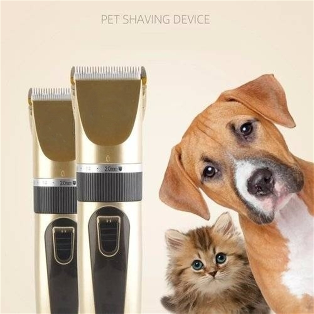 Zwei goldene Tierhaarschneider neben einem Hund und einer Katze, die beide zu den Schermaschinen schauen.