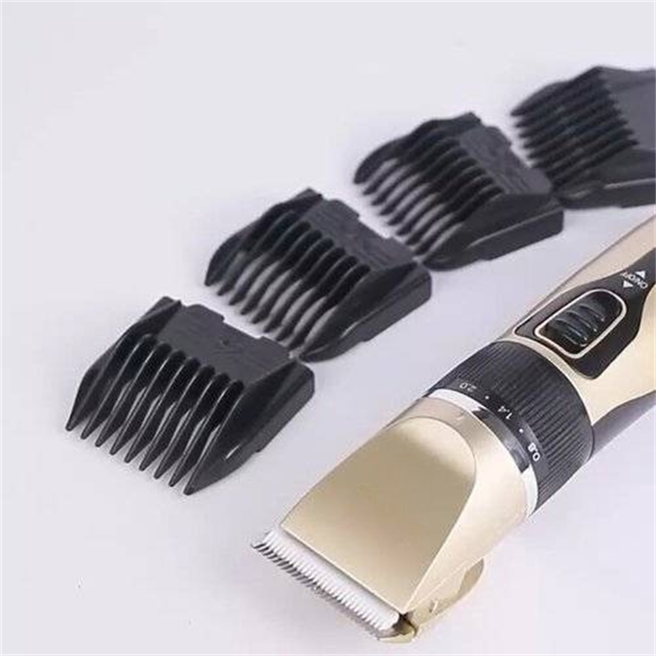 Haarschneider mit verschiedenen Aufsätzen. Der Trimmer ist gold und schwarz. Aufsätze sind schwarz und haben unterschiedliche Längen.