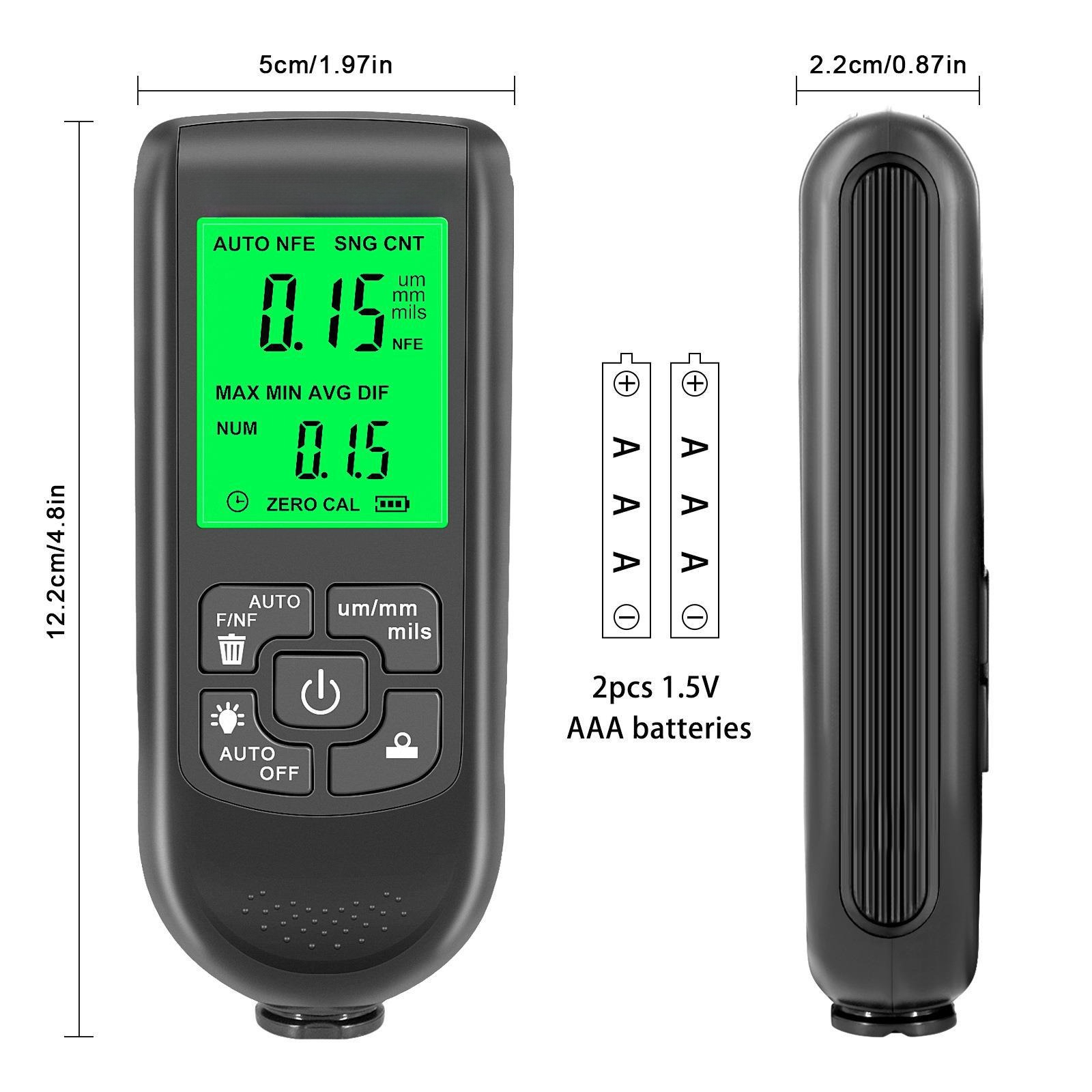 Schwarzes Gerät mit grünem Display, das Zahlen und Tasten anzeigt. Inklusive Batteriefach mit zwei AAA-Batterien.