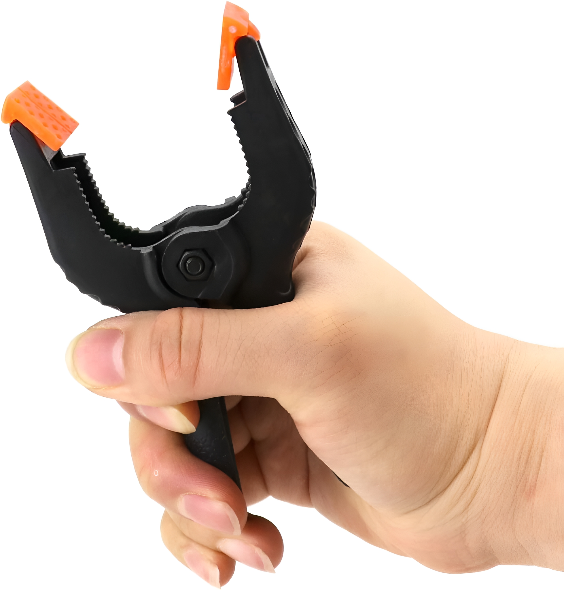 Hand, die eine schwarze Klammer hält. Orangefarbene Gummipads bedecken die Backen.