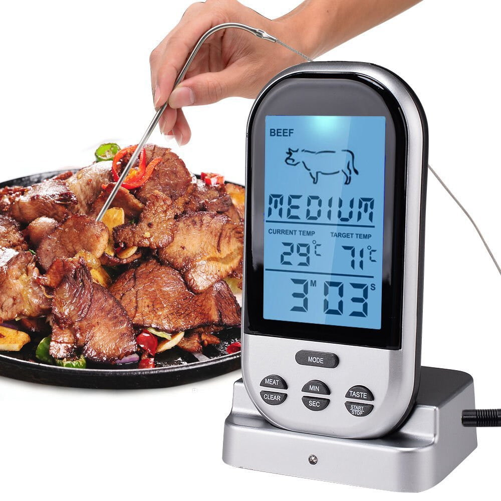 Ein digitales Fleischthermometer. Es zeigt Rind, Temperatur und Zeit an. Gekochtes Fleisch ist im Hintergrund.
