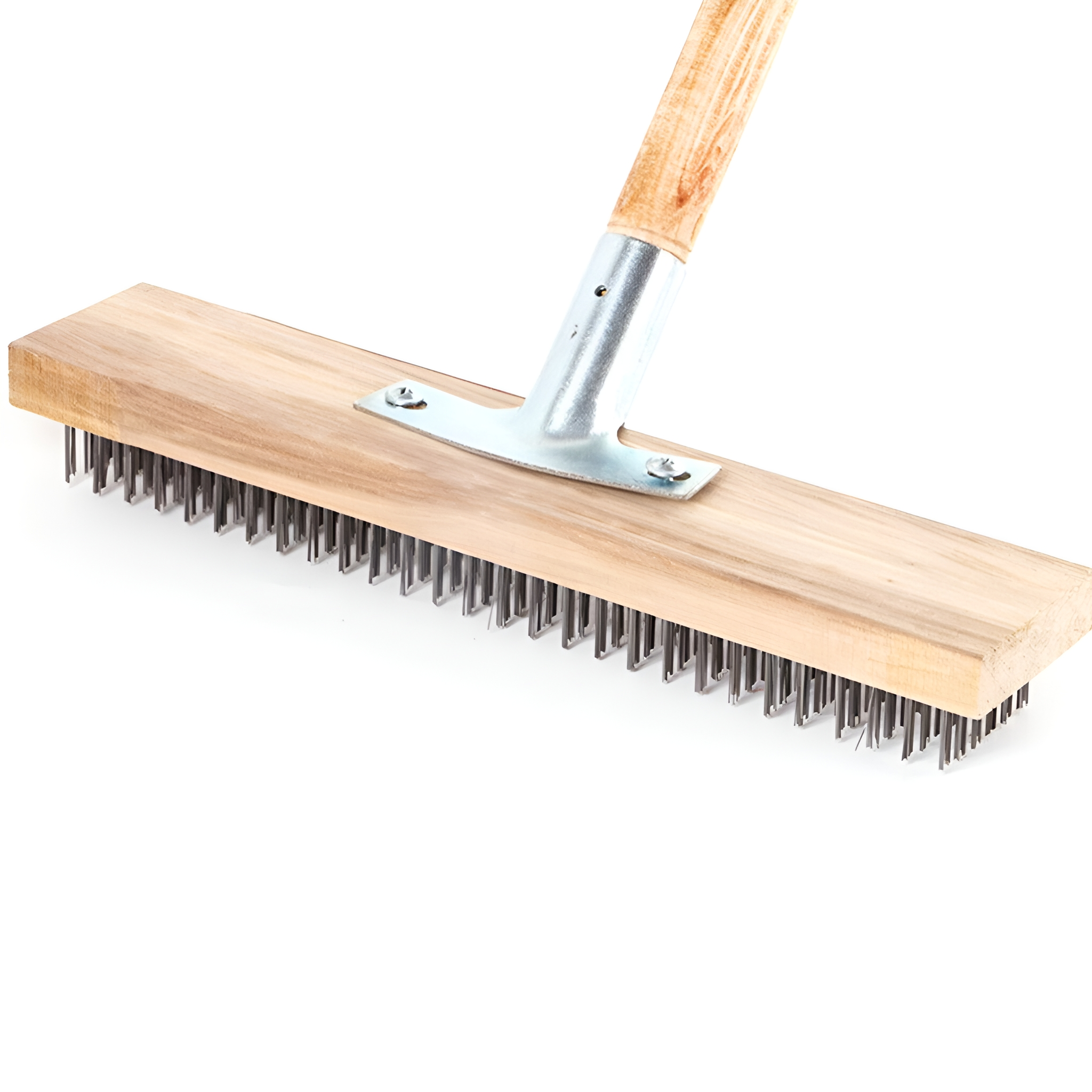 Eine hölzerne Grillbürste mit Metallborsten und einem Holzgriff, isoliert auf Weiß.
