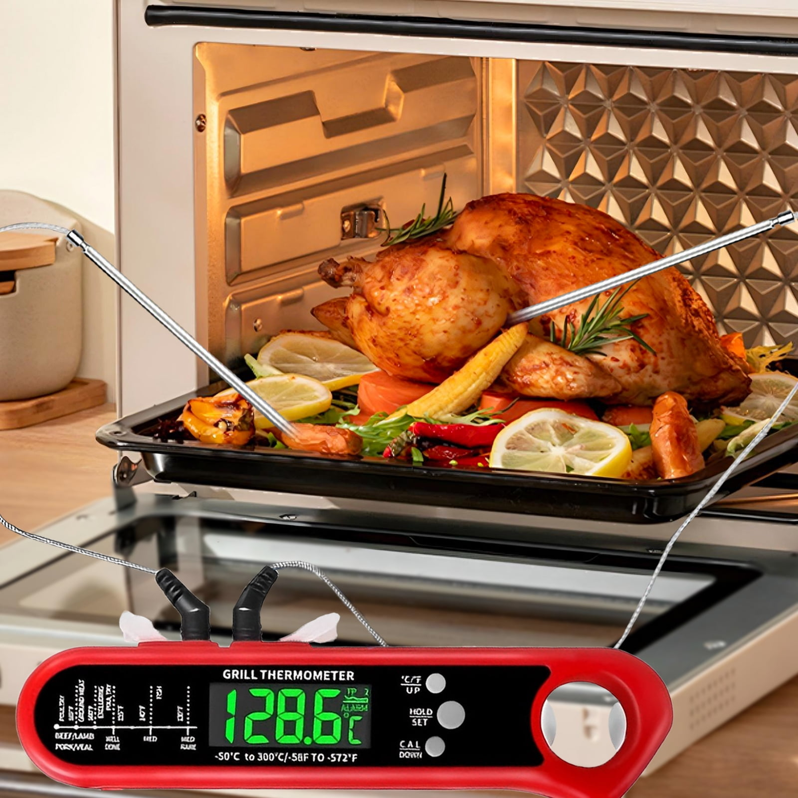 Ein gebratenes Huhn im Ofen mit Thermometer, das 128,6°F anzeigt, und Sonde. Gemüse liegt drum herum.