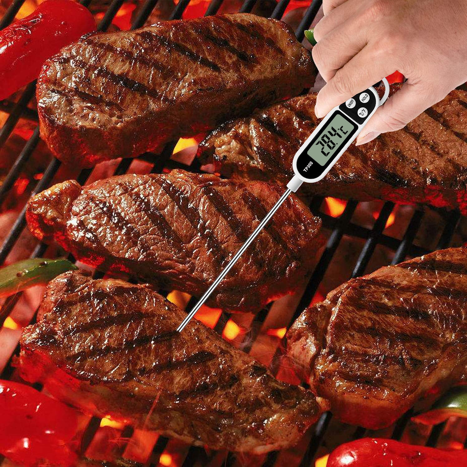 Gegrillte Steaks mit einem Fleischthermometer, das die Temperatur anzeigt.
