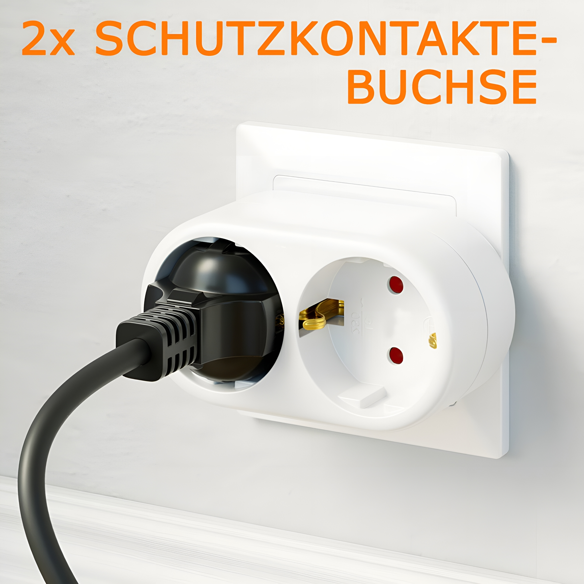 Eine weiße Doppelsteckdose mit eingestecktem schwarzen Stecker. Text oben: '2x SHUTZKONTAKTE-BUCHSE'.