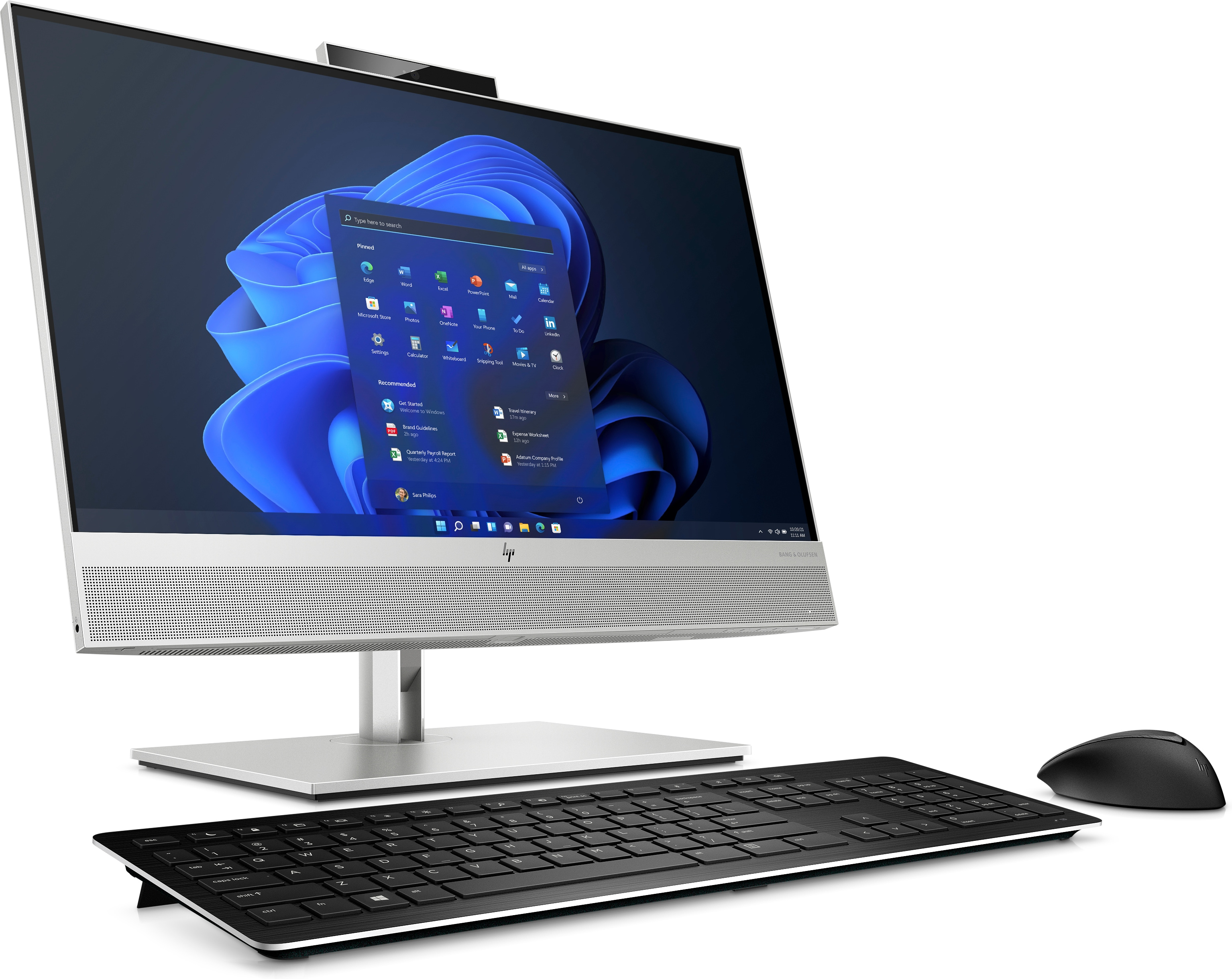 Configurazione computer all-in-one con tastiera, mouse e monitor neri, che mostra un'interfaccia Windows.