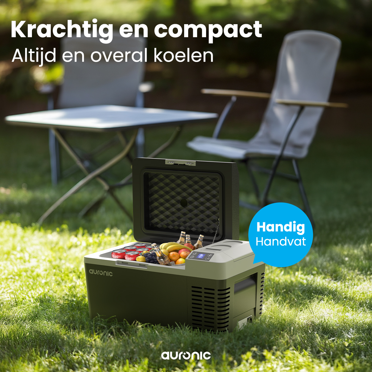 Glacière verte ouverte avec des boissons et de la nourriture sur l'herbe. Chaises grises et une table en arrière-plan flou.
