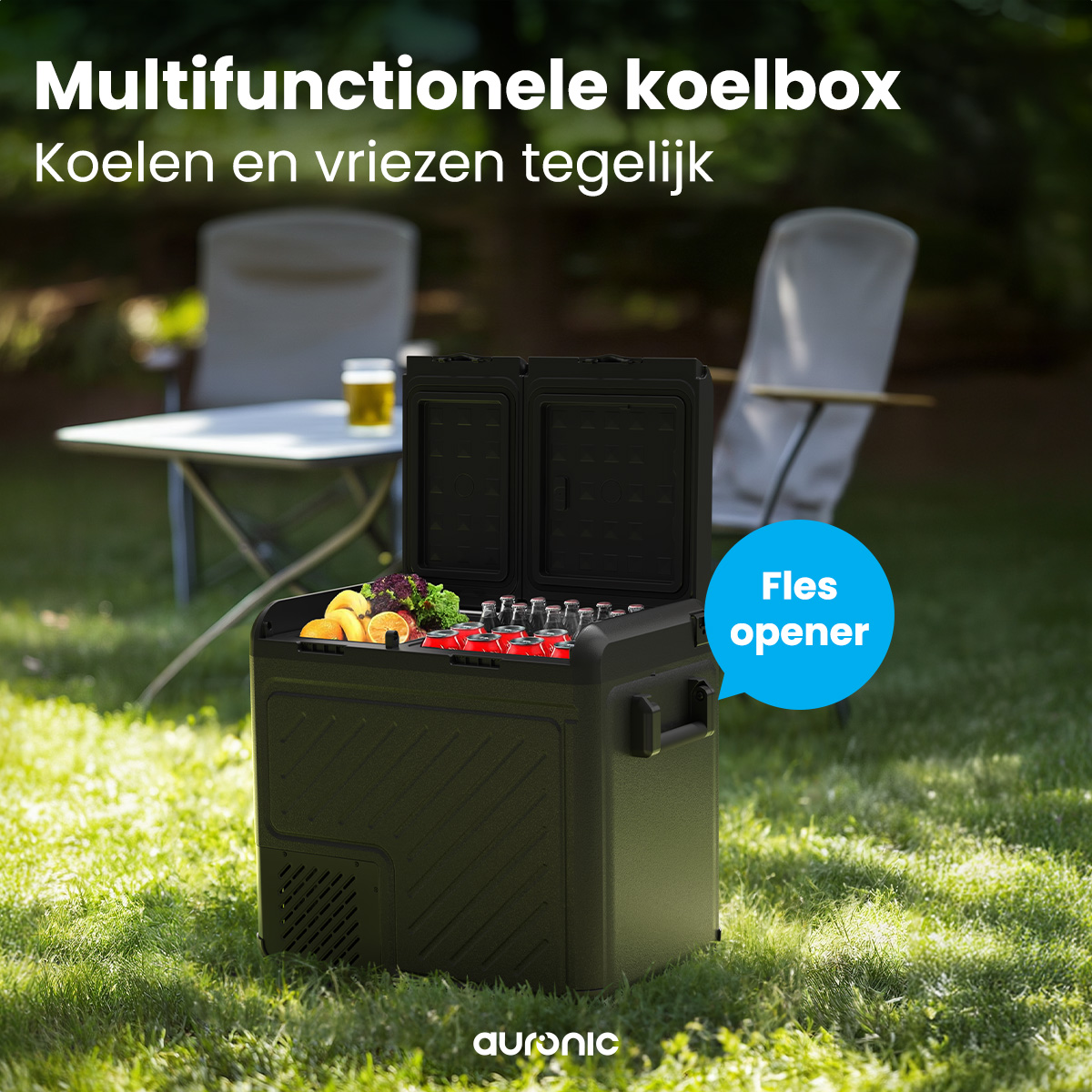 Zwarte koelbox open met drankjes, op gras met tafel en stoelen op de achtergrond.