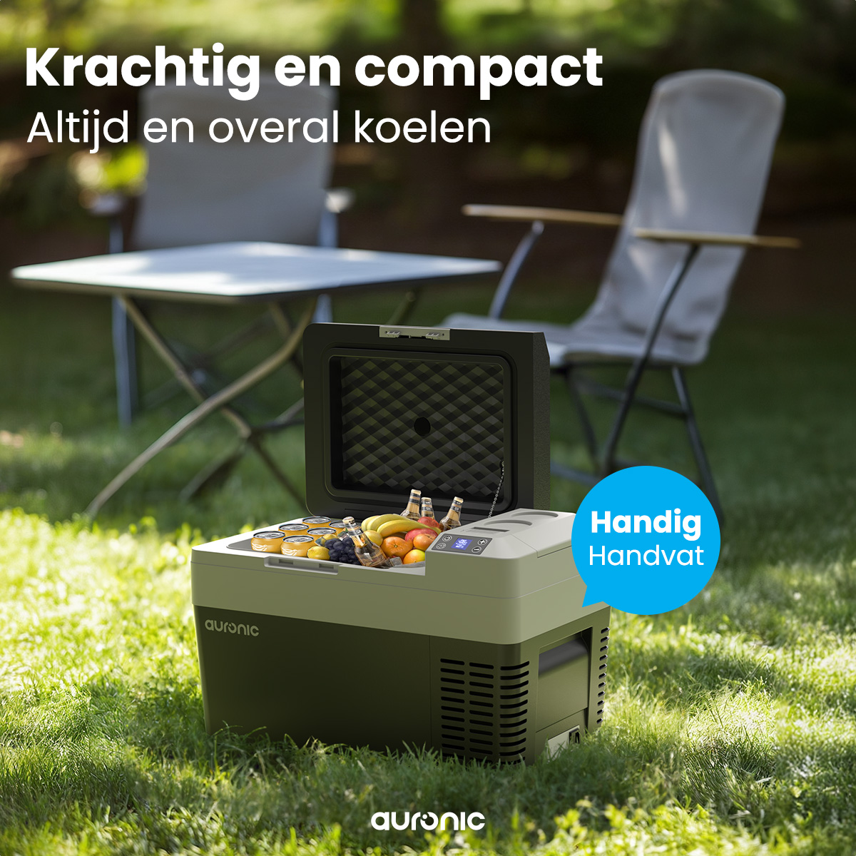 Un réfrigérateur portable sur l'herbe, avec une main et une poignée. Le réfrigérateur contient des boissons.
