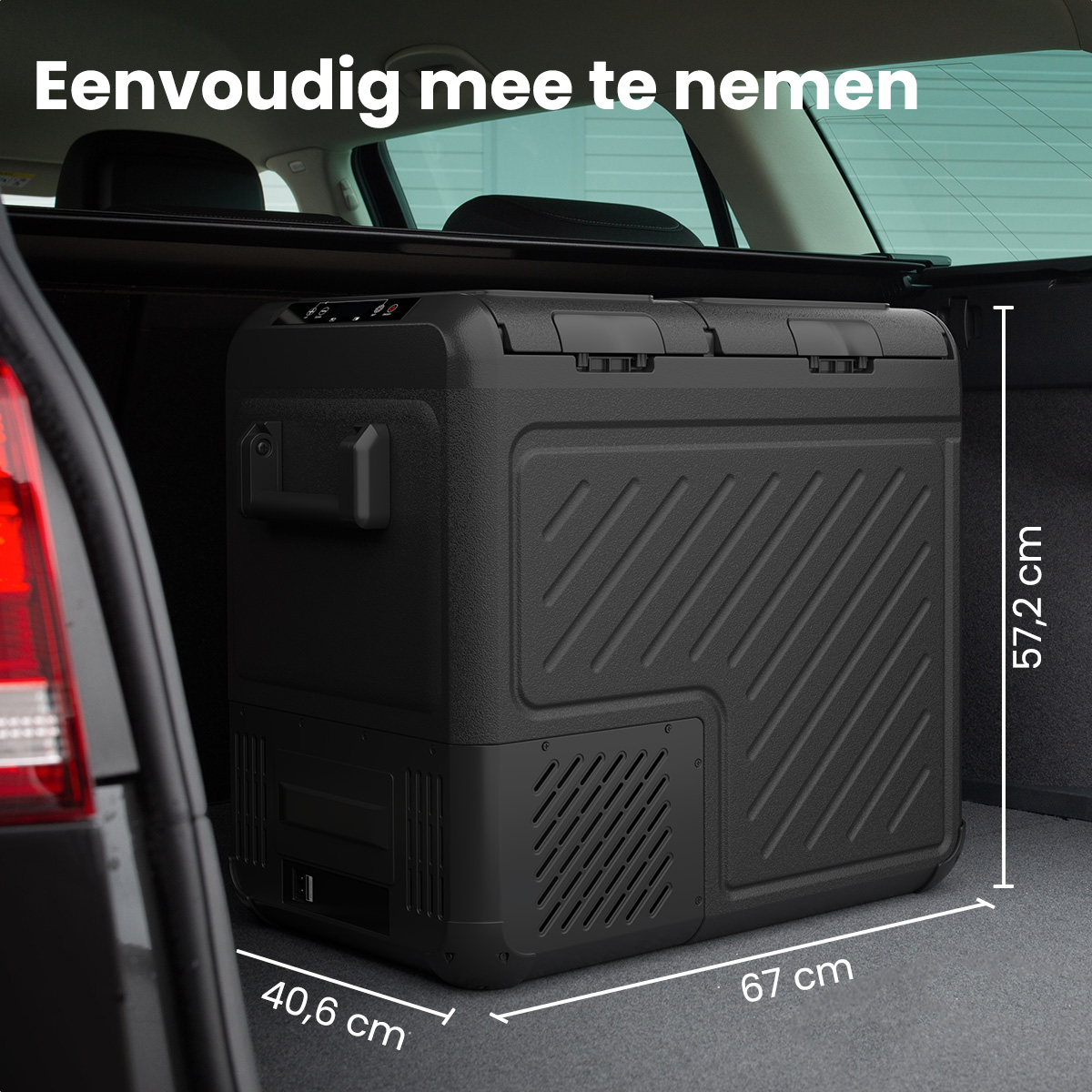 Een zwarte draagbare koelkast in de kofferbak van een auto. Afmetingen zijn 40,6 cm x 57,2 cm x 67 cm.