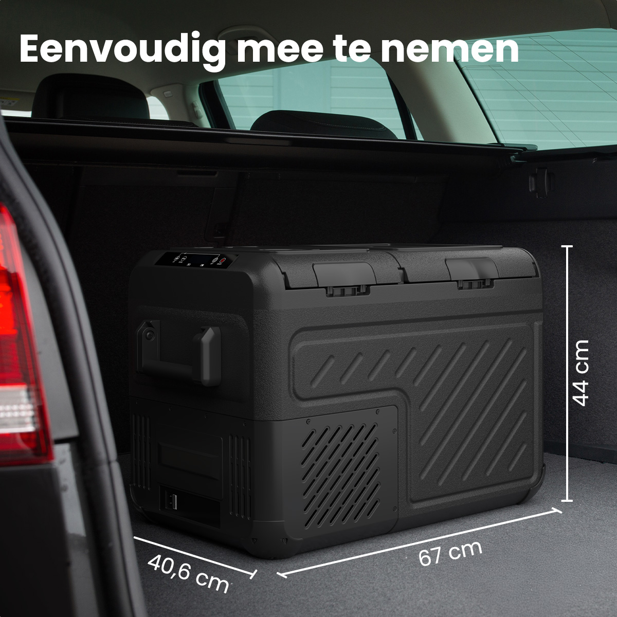 Zwarte koeler in een kofferbak. Afmetingen: 40,6 x 67 x 44 cm. Handvat bovenop.