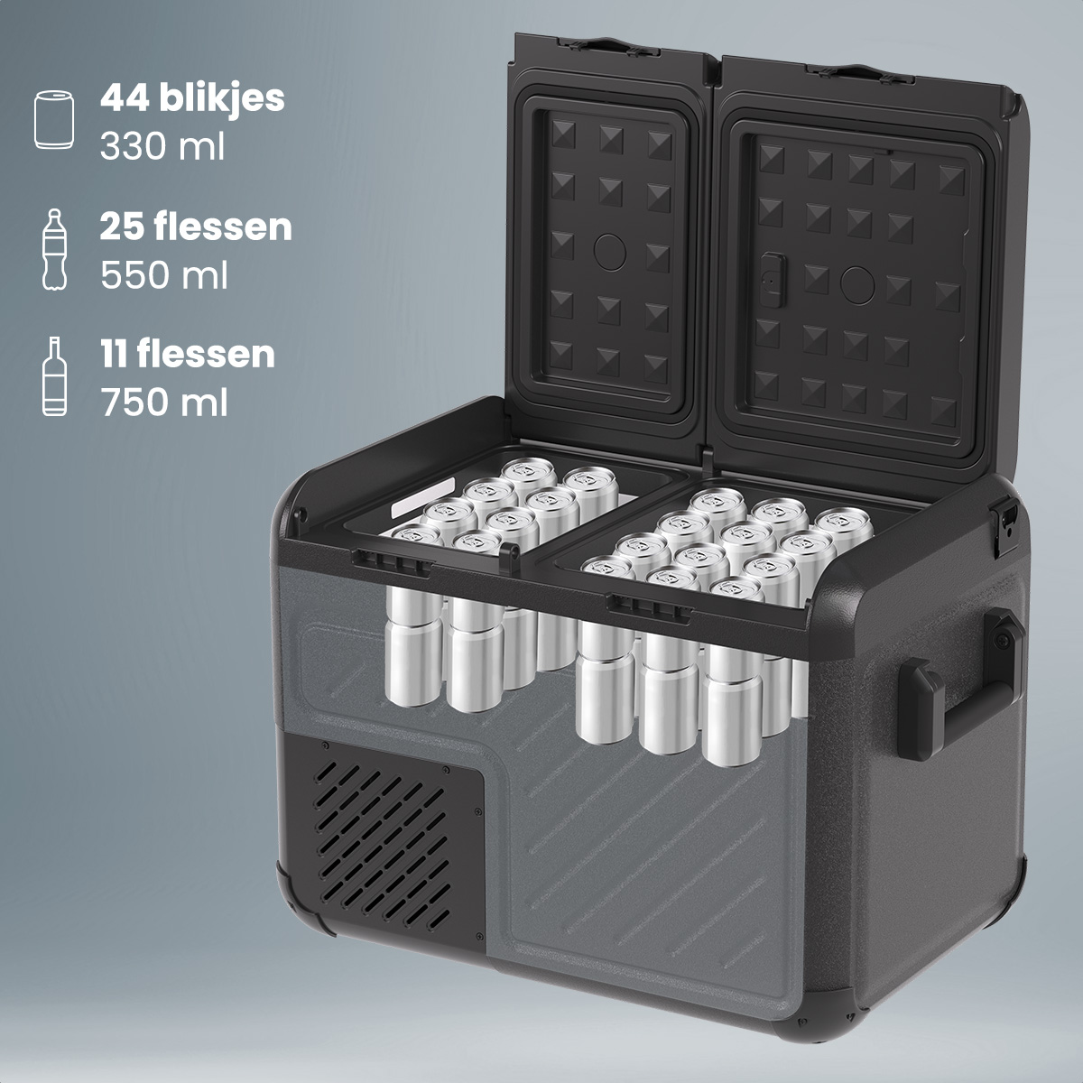 Koelbox open, met blikjes en flessen. Tekst: 44 blikjes, 25 flessen, 11 flessen.