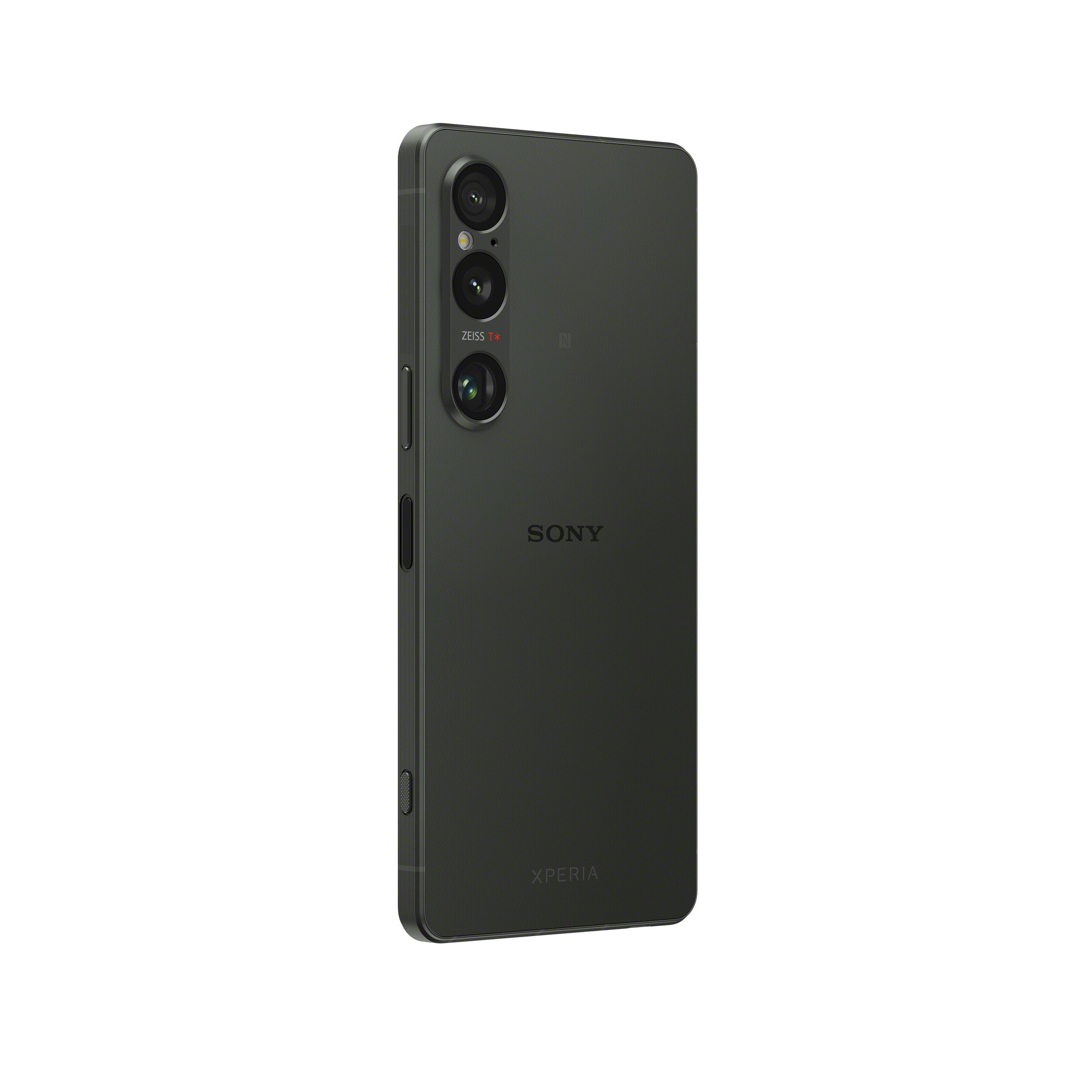 Teléfono Sony Xperia verde oscuro. Triple cámara y lente Zeiss. Texto Sony y Xperia en la parte trasera.