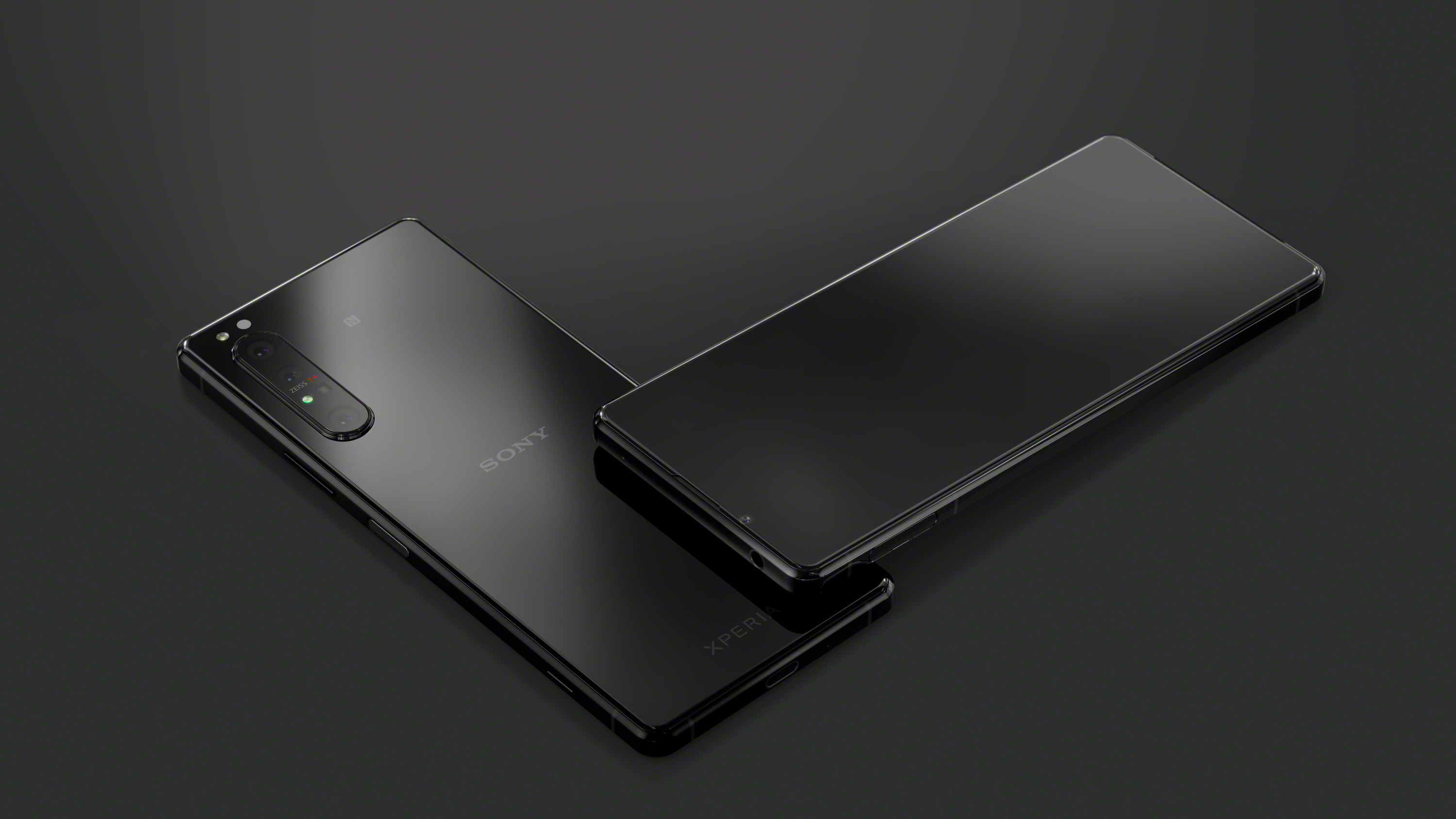Zwei schwarze Sony Xperia-Telefone, eines über dem anderen, auf einer dunklen Oberfläche.